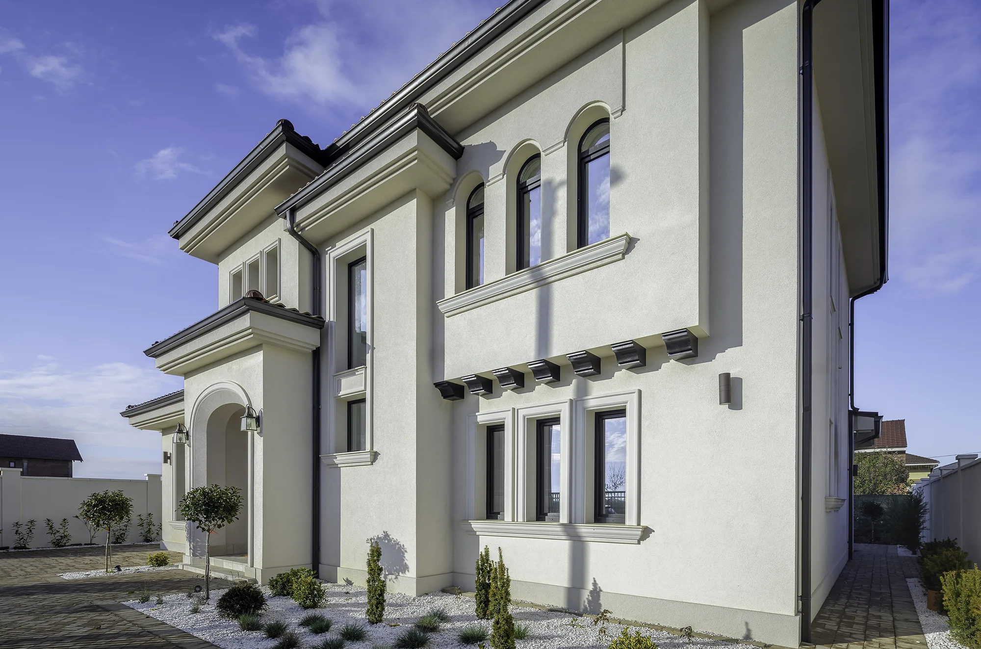 Amenajare exterioara — Vila clasic contemporan, stil clasic, Timisoara. Imagine 2 din 5