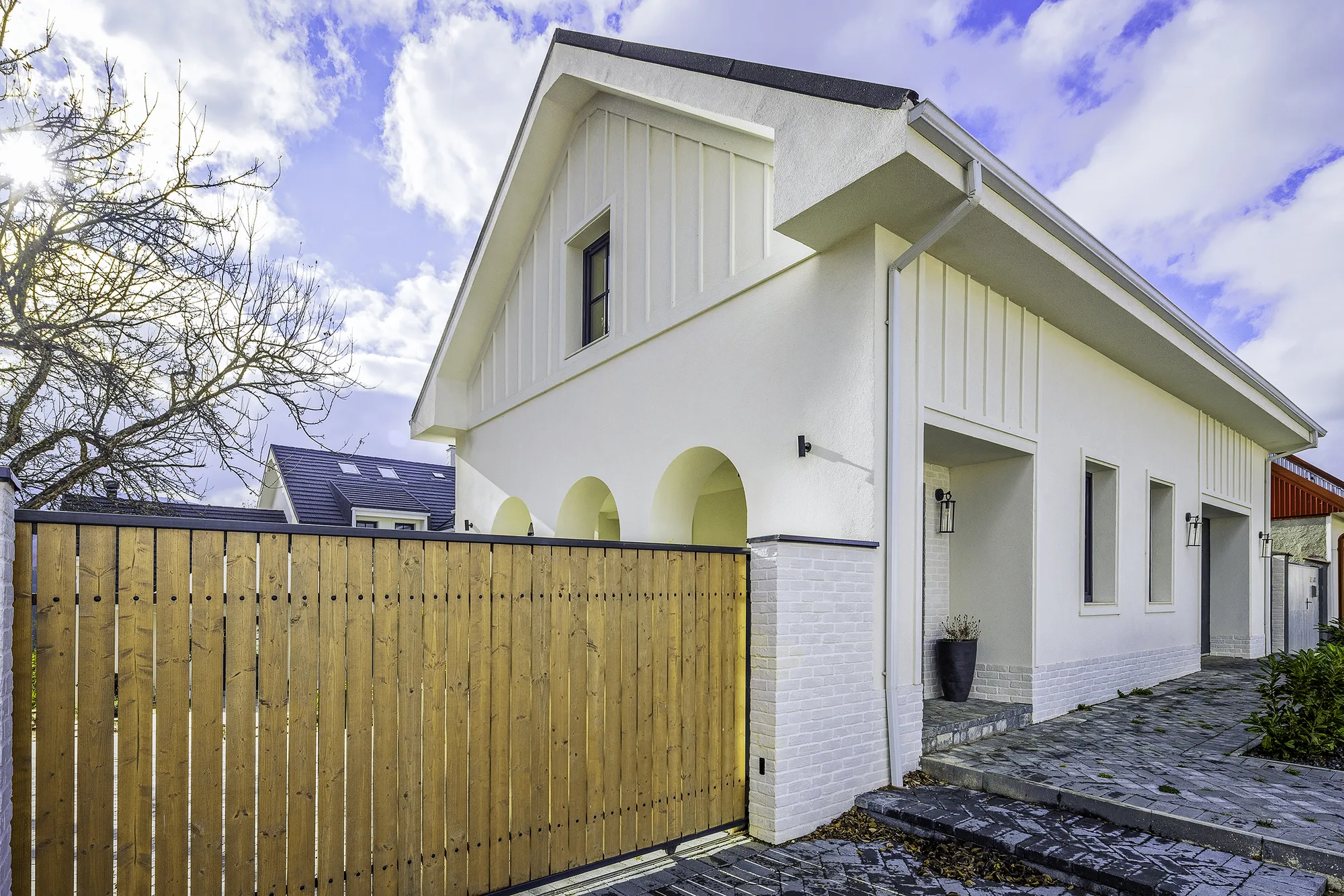 Amenajare exterioara — Casa la munte reinterpretata modern, stil farmhouse contemporan, Banatul Montan. Imagine 2 din 5