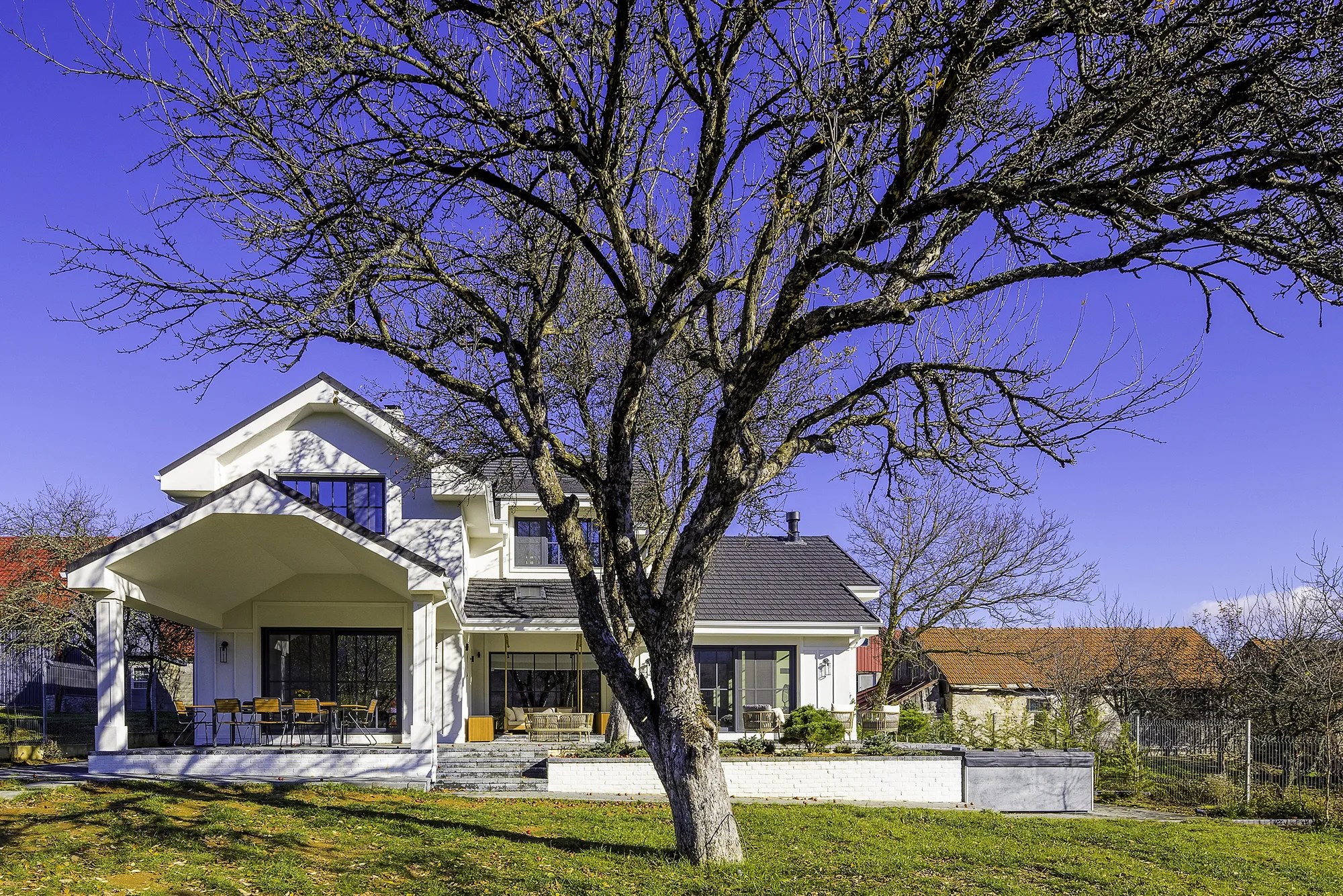 Amenajare exterioara — Casa la munte reinterpretata modern, stil farmhouse contemporan, Banatul Montan. Imagine 4 din 5