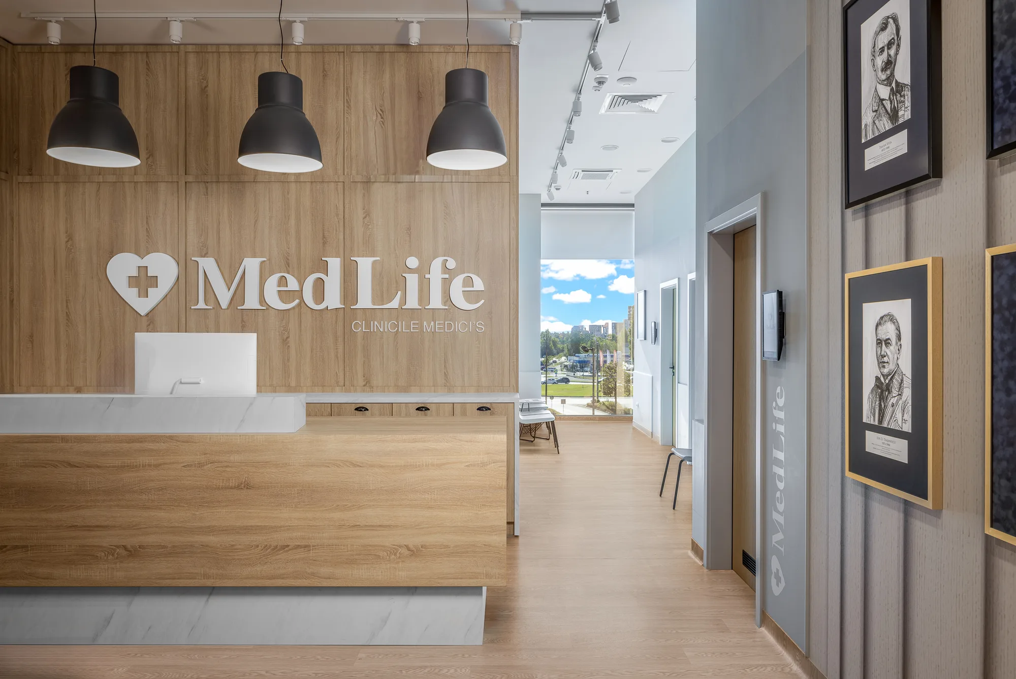 Amenajare interioara comerciala — CLINICA MEDICIS IULIUS MALL, stil contemporan, Timisoara. Imagine 1 din 3