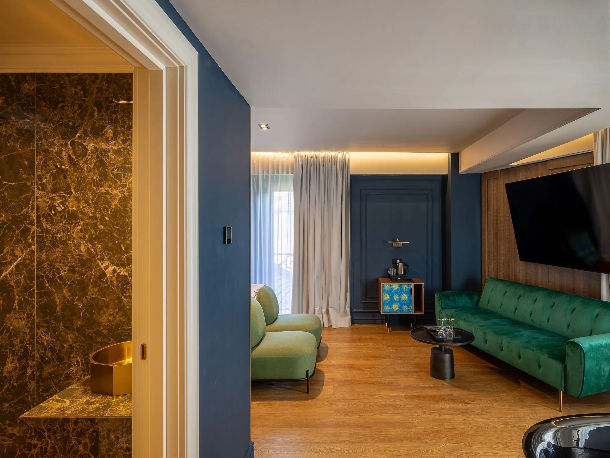 Amenajare interioara comerciala — COSMOPOLITAN BOUTIQUE HOTEL, stil contemporan cu accente maximaliste, Timisoara. Imagine 4 din 6