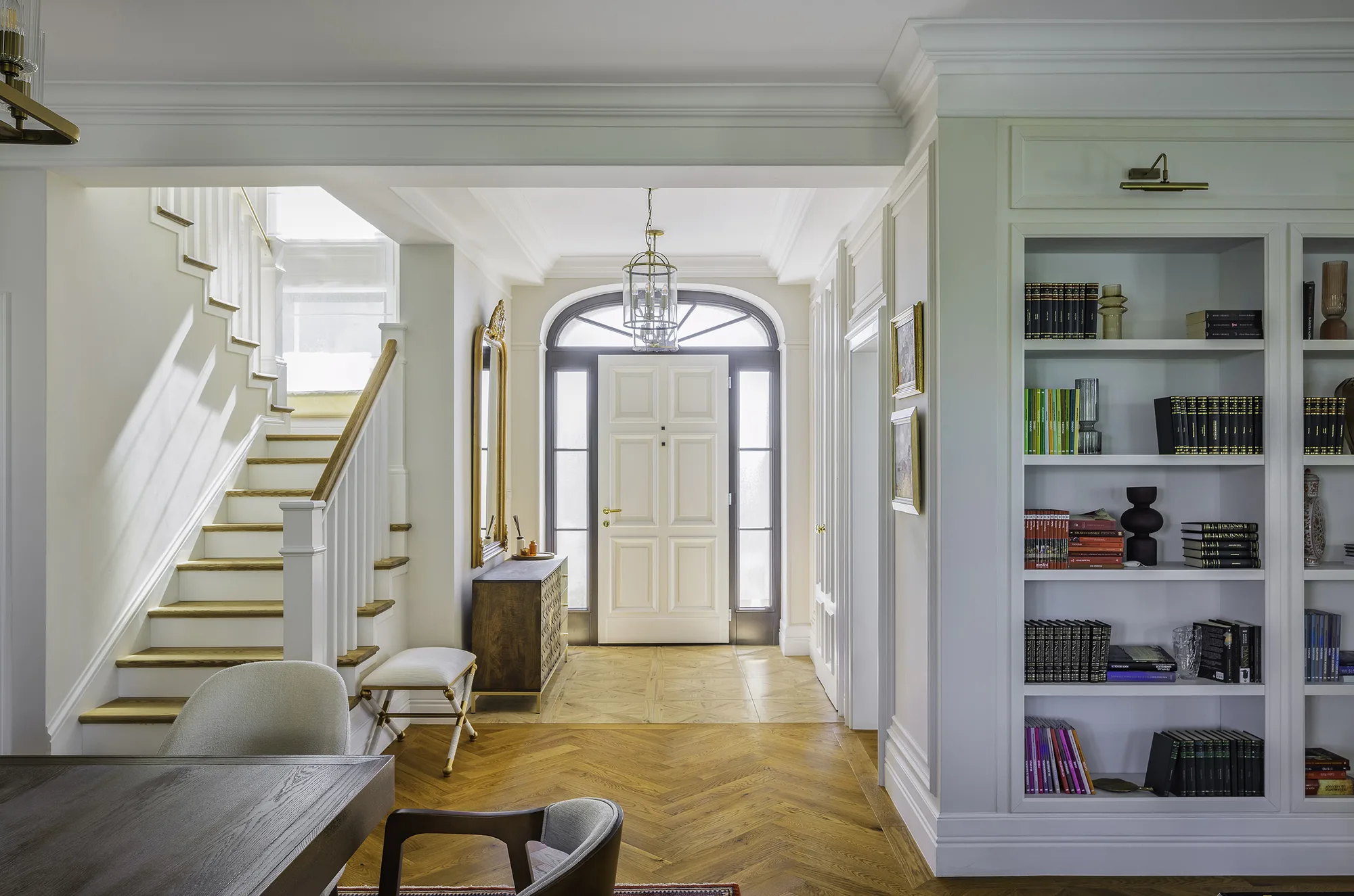 Amenajare interioara rezidentiala — Vila clasica cu accente de rosu, stil clasic contemporan, Timisoara. Imagine 5 din 21