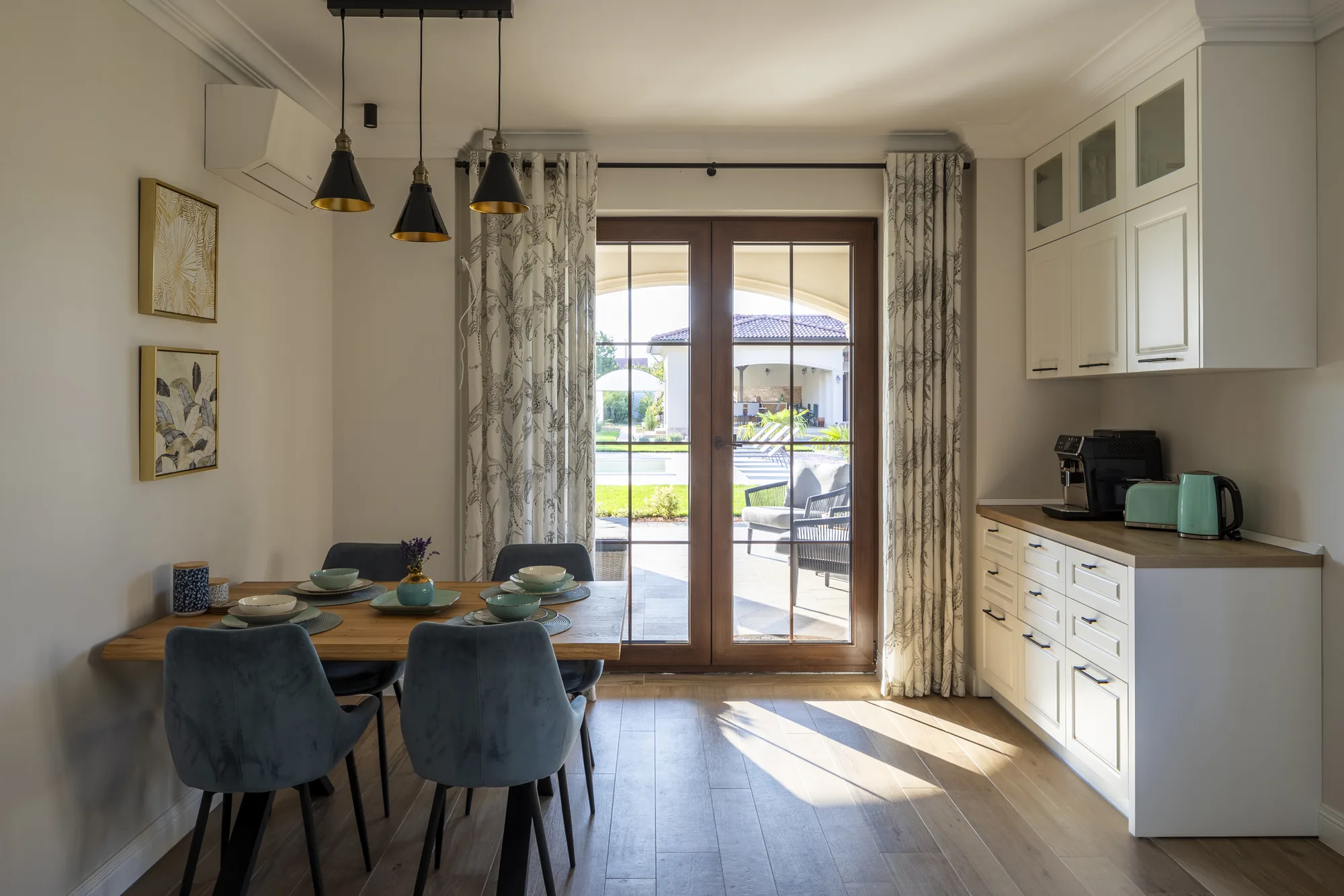 Amenajare interioara rezidentiala — Vila eleganta si calda, in stil contemporan, stil clasic cu accente moderne, Timisoara. Imagine 4 din 10