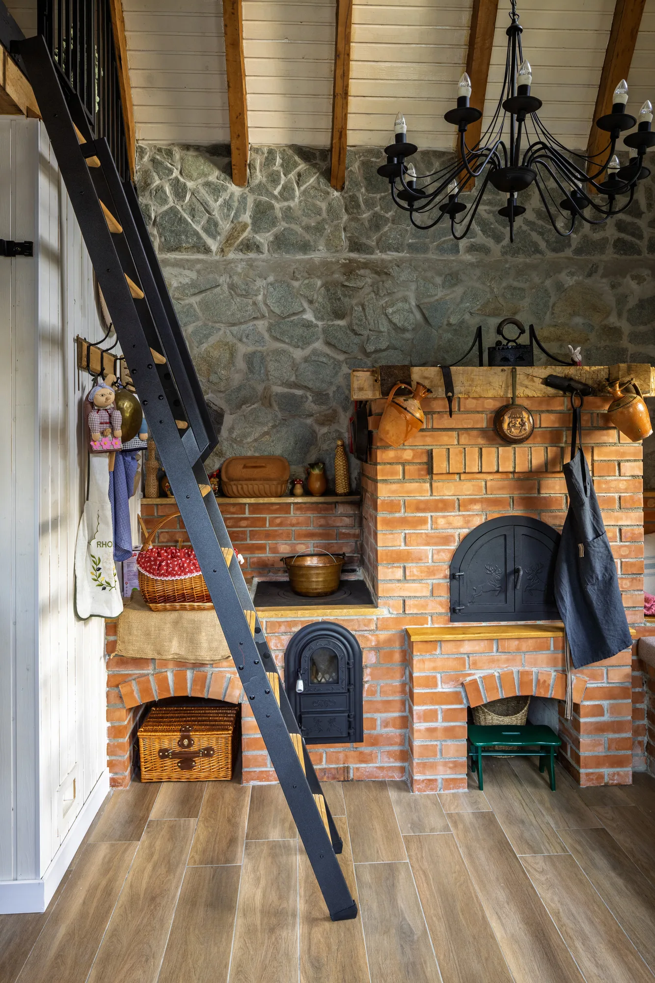 Amenajare interioara rezidentiala — Restructurare casa de piatra de 200 de ani, stil rural reinterpretat, Banatul Montan. Imagine 3 din 20