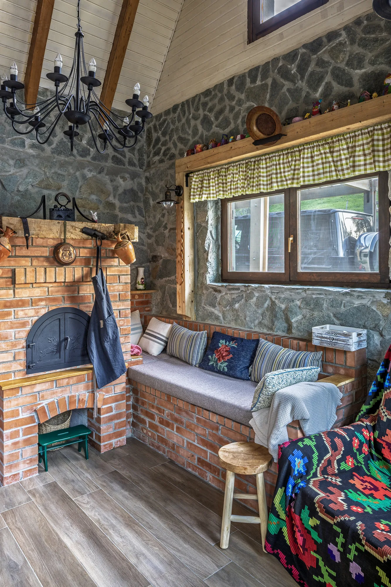 Amenajare interioara rezidentiala — Restructurare casa de piatra de 200 de ani, stil rural reinterpretat, Banatul Montan. Imagine 7 din 20