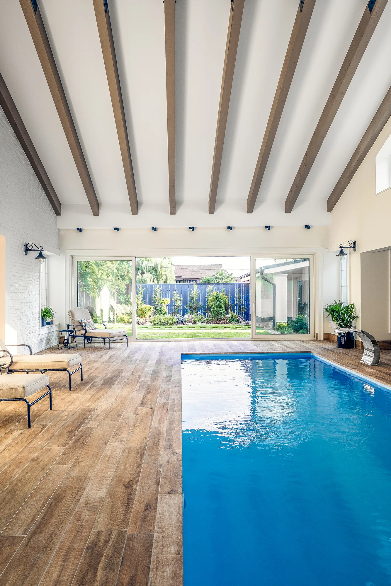 Amenajare exterioara — GRADINA CU PISCINA ACOPERITA, stil contemporan cu influente clasice, Timisoara. Imagine 3 din 6