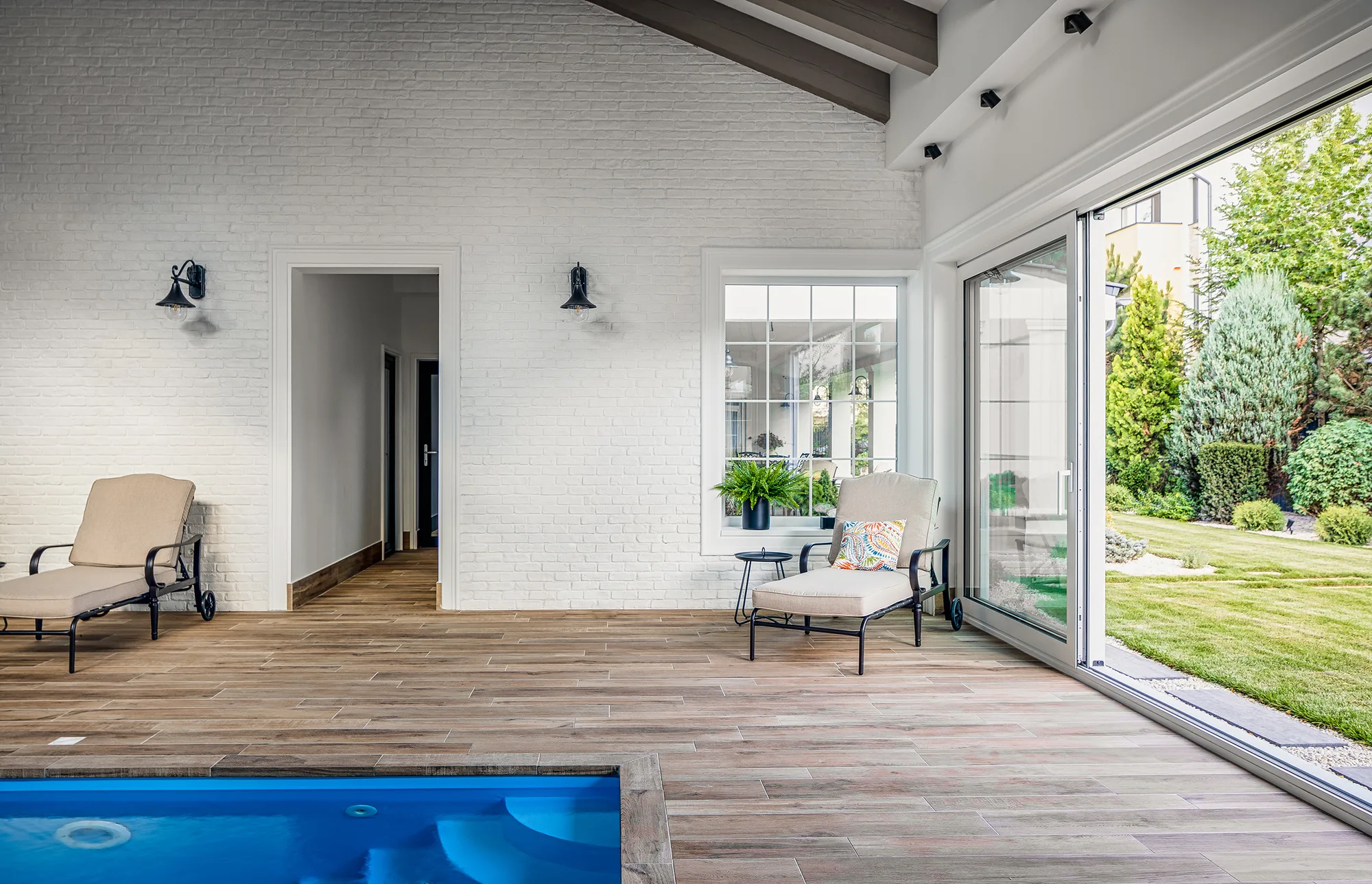 Amenajare exterioara — GRADINA CU PISCINA ACOPERITA, stil contemporan cu influente clasice, Timisoara. Imagine 4 din 6