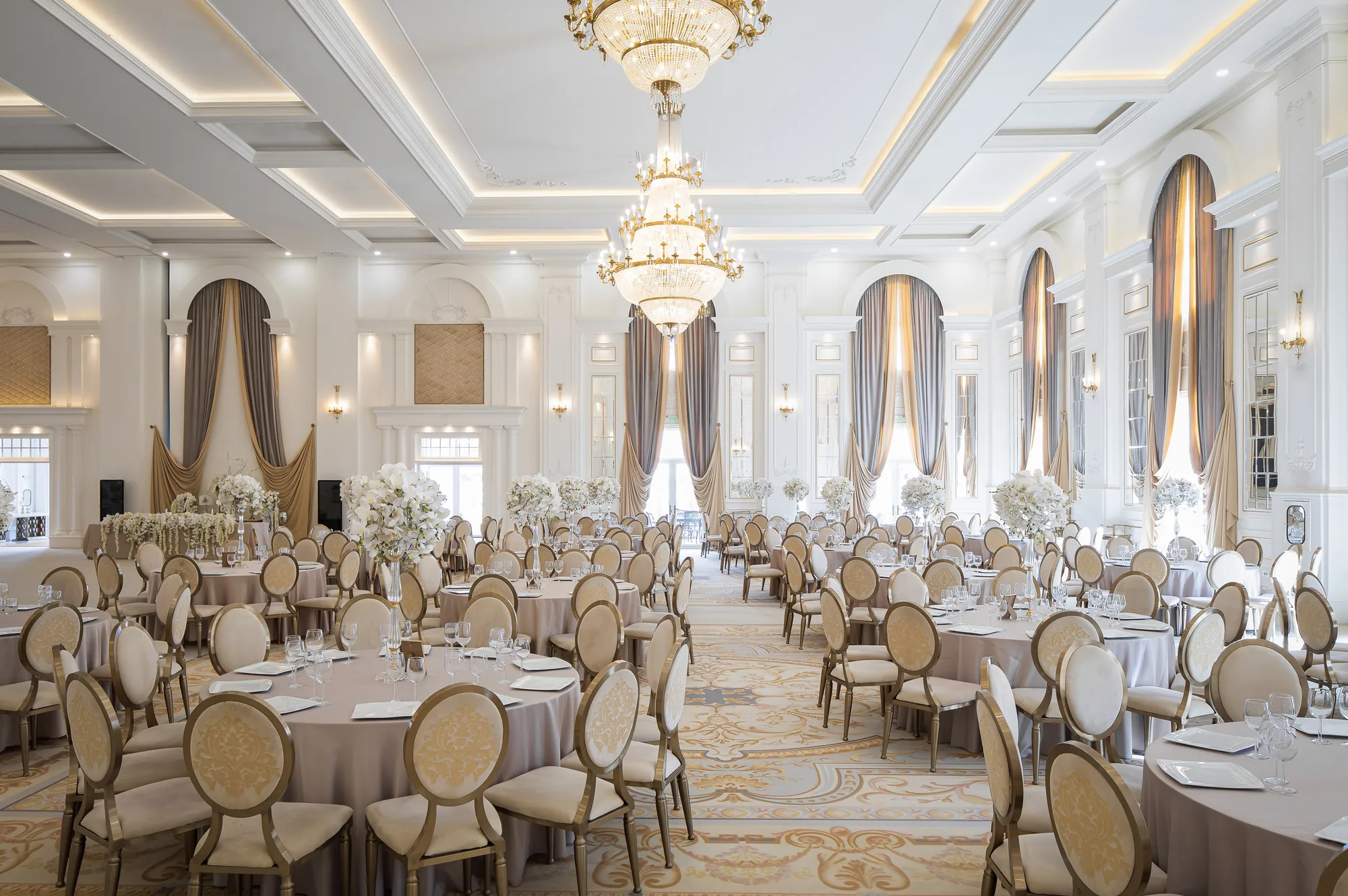 Amenajare interioara comerciala — GRAND BALLROOM VALERY, stil luxury, Mosnita, jud Timis. Imagine 1 din 5