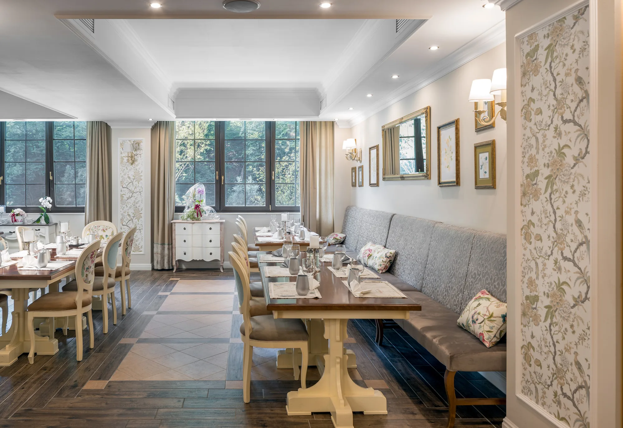Amenajare interioara comerciala — PENSIUNEA DIMITRIOS, stil rustic elegant, Baile Herculane. Imagine 2 din 9