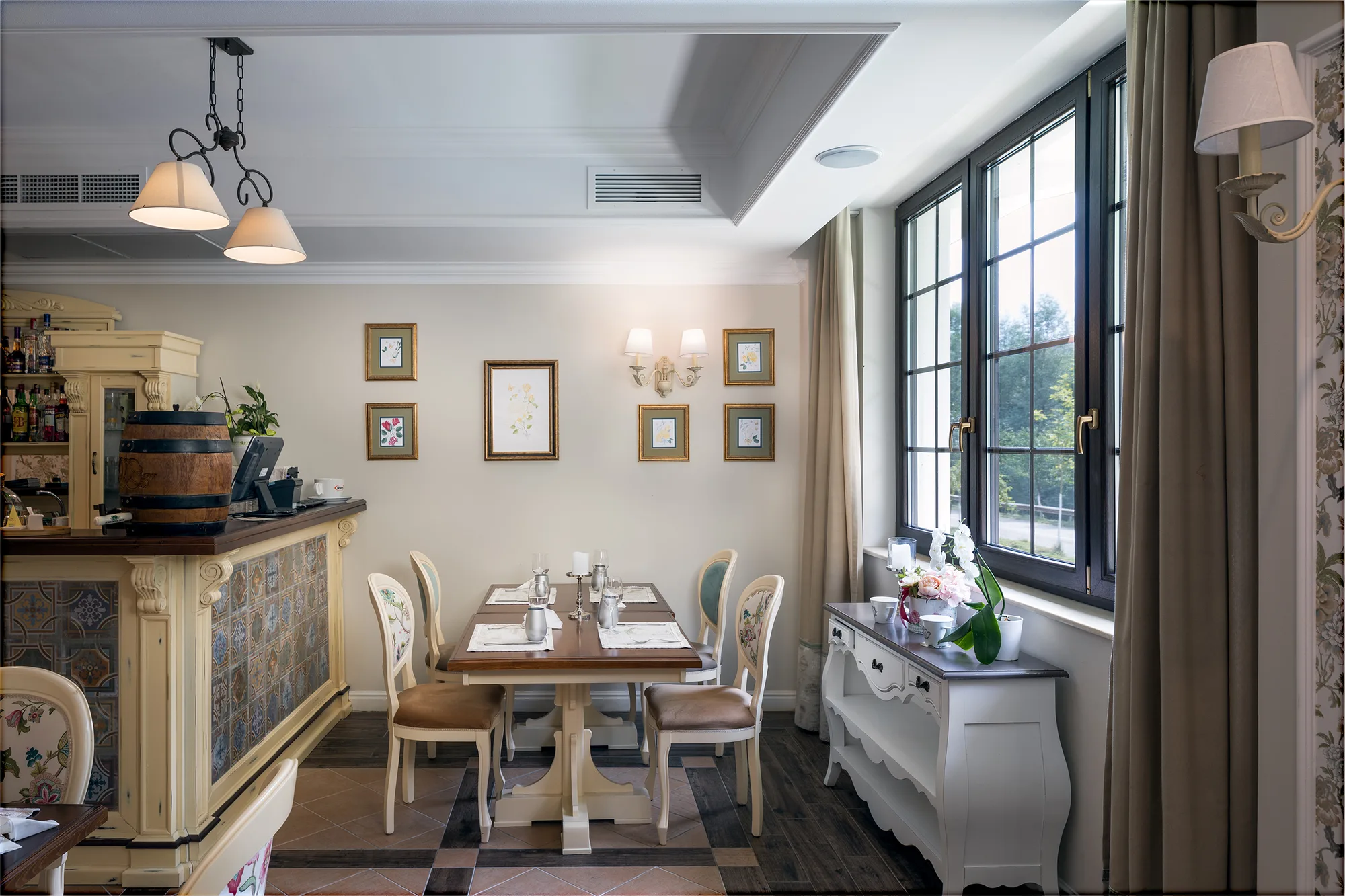 Amenajare interioara comerciala — PENSIUNEA DIMITRIOS, stil rustic elegant, Baile Herculane. Imagine 4 din 9