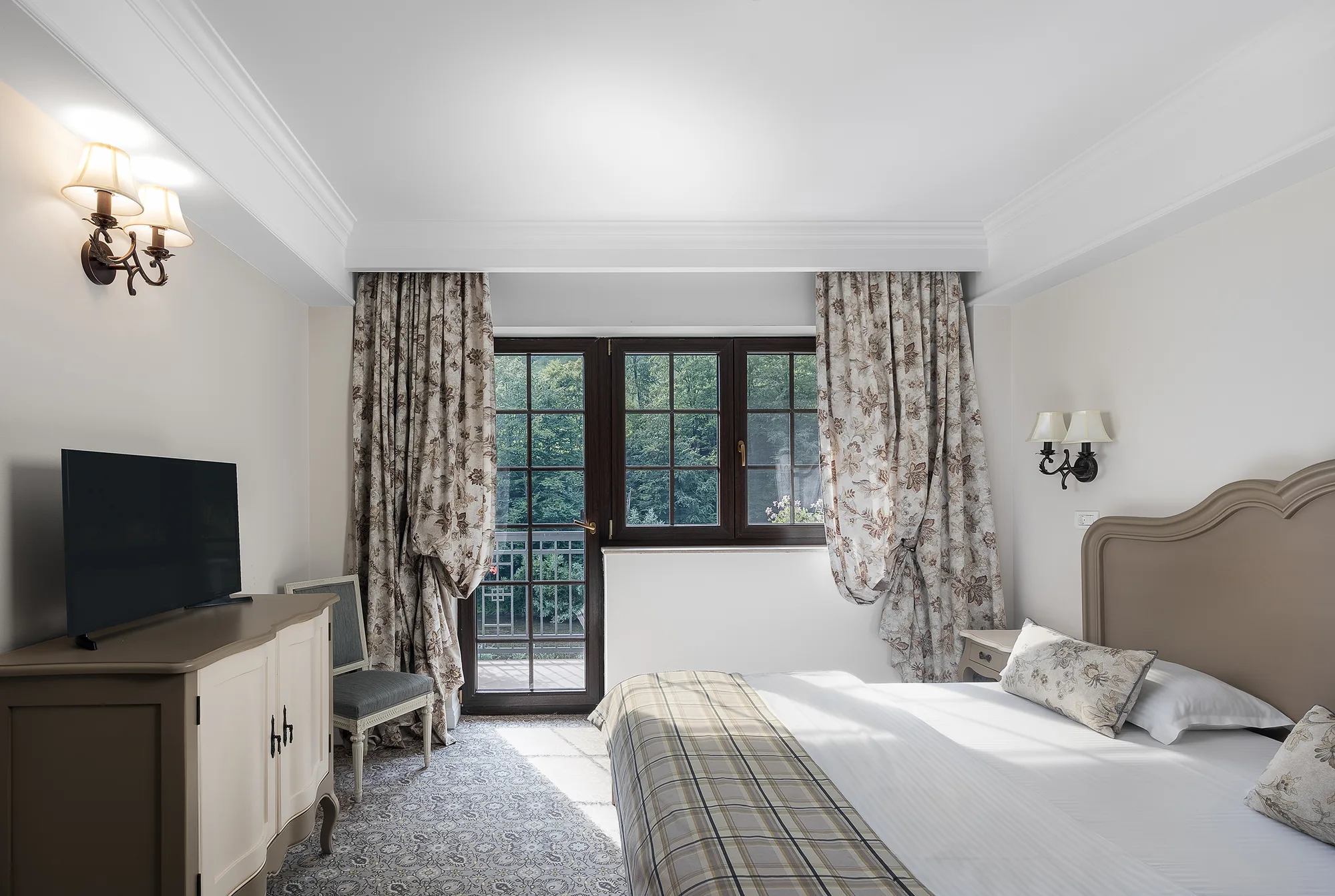 Amenajare interioara comerciala — PENSIUNEA DIMITRIOS, stil rustic elegant, Baile Herculane. Imagine 5 din 9