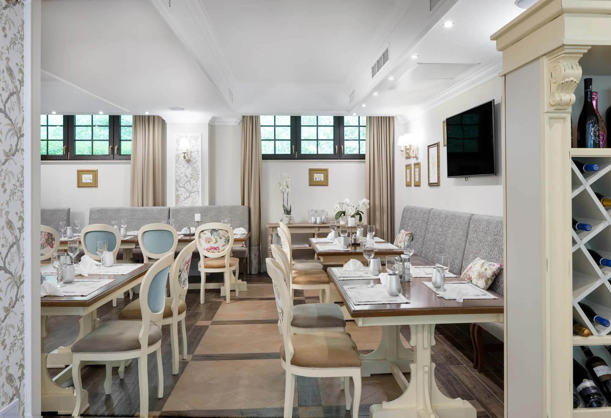 Amenajare interioara comerciala — PENSIUNEA DIMITRIOS, stil rustic elegant, Baile Herculane. Imagine 7 din 9