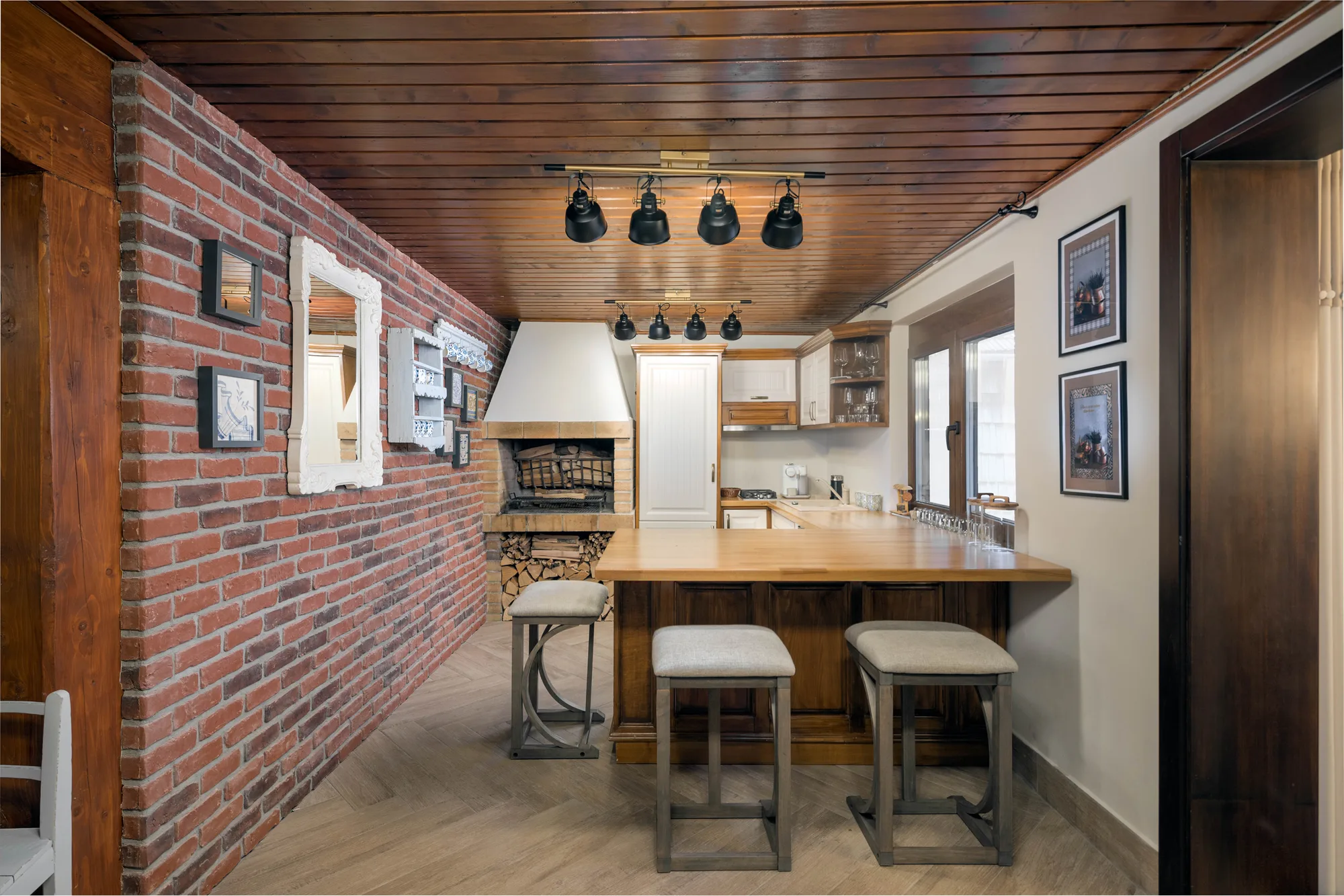 Amenajare interioara rezidentiala — Casa de familie – rafinament rustic cu influente clasice, stil rustic elegant, Garana, jud Caras. Imagine 1 din 14