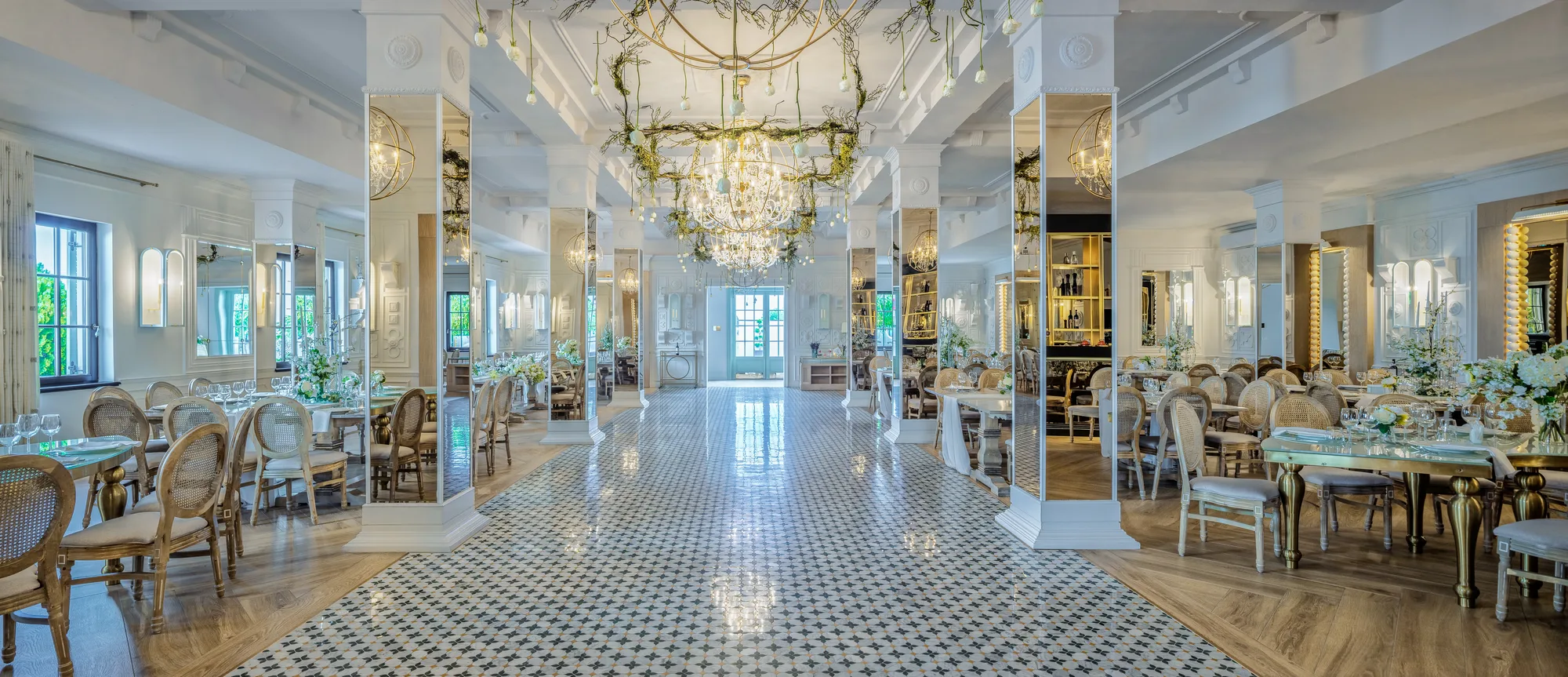 Amenajare interioara comerciala — SALON VALERY, stil clasic reinterpretat, Mosnita Noua, jud. Timis. Imagine 1 din 15