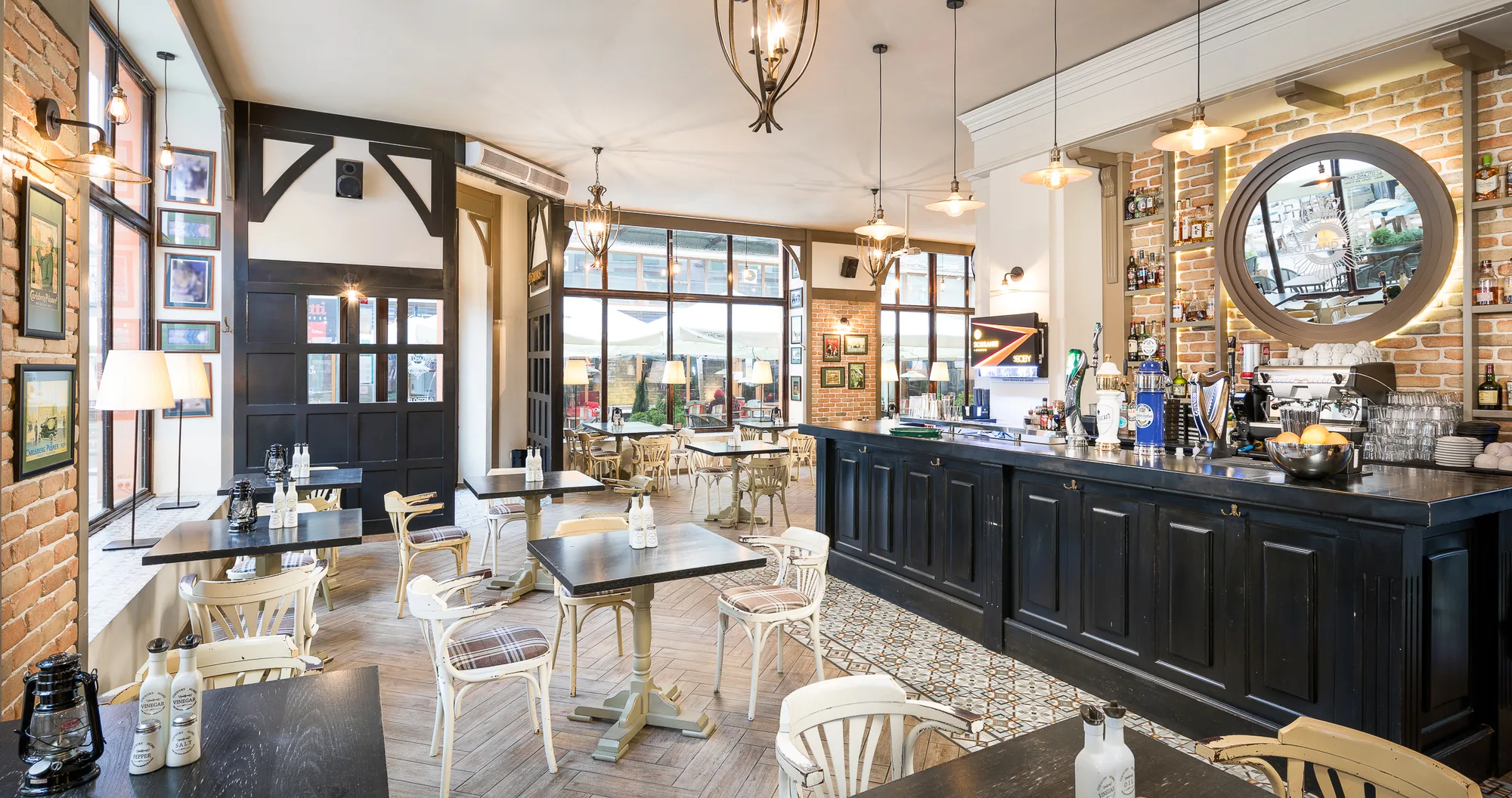 Amenajare interioara comerciala — SCOTLAND YARD PUB, stil pub britanic, Timisoara. Imagine 2 din 14