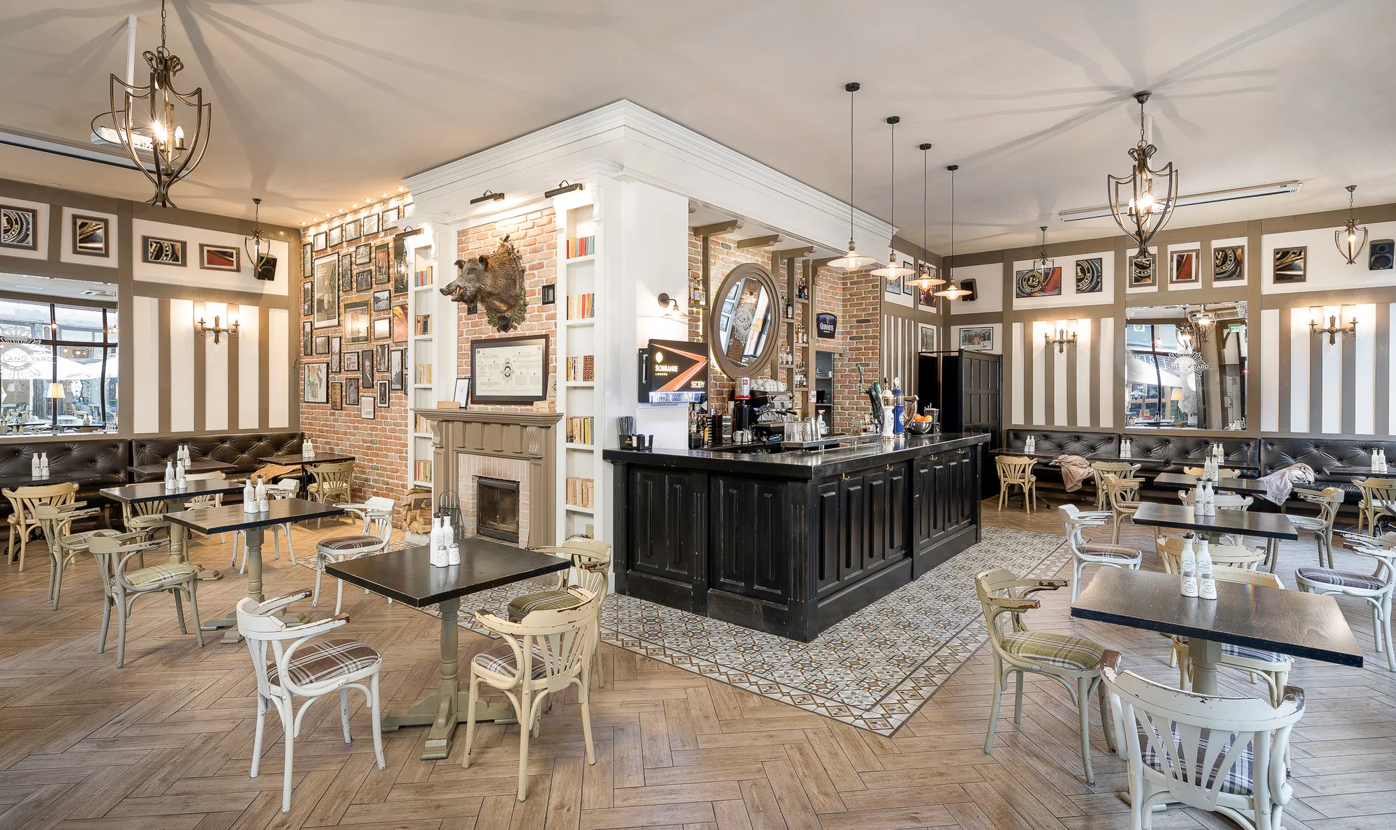 Amenajare interioara comerciala — SCOTLAND YARD PUB, stil pub britanic, Timisoara. Imagine 3 din 14
