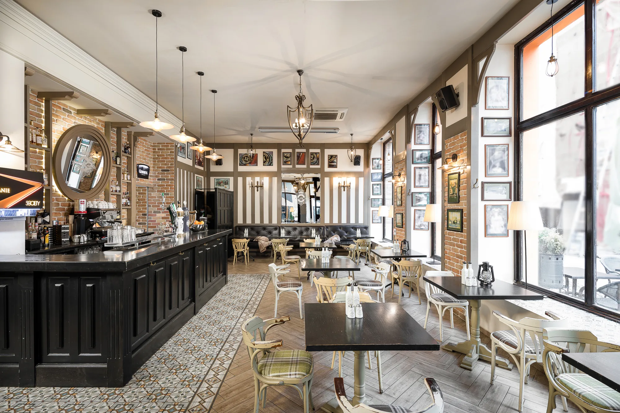 Amenajare interioara comerciala — SCOTLAND YARD PUB, stil pub britanic, Timisoara. Imagine 4 din 14