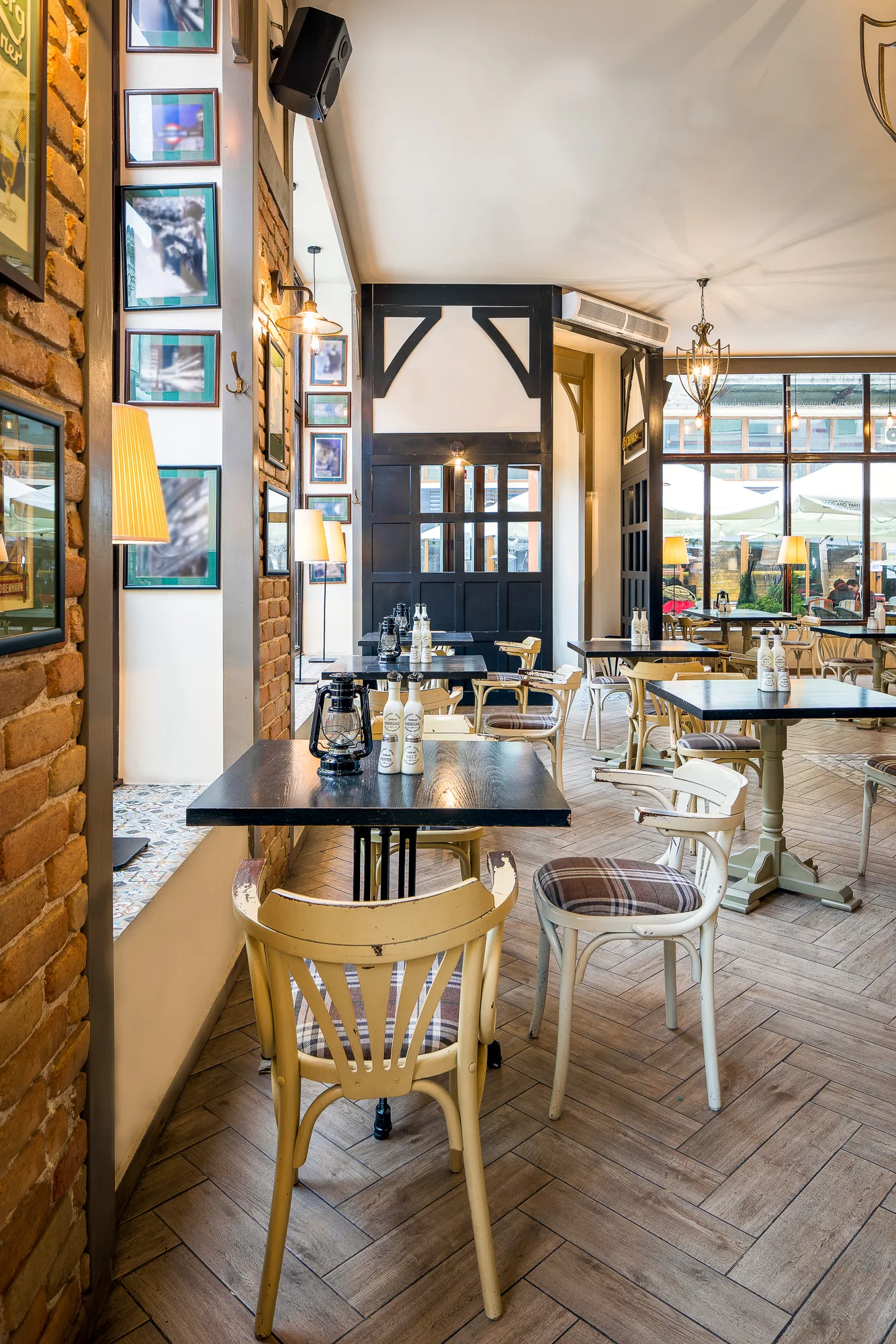 Amenajare interioara comerciala — SCOTLAND YARD PUB, stil pub britanic, Timisoara. Imagine 6 din 14