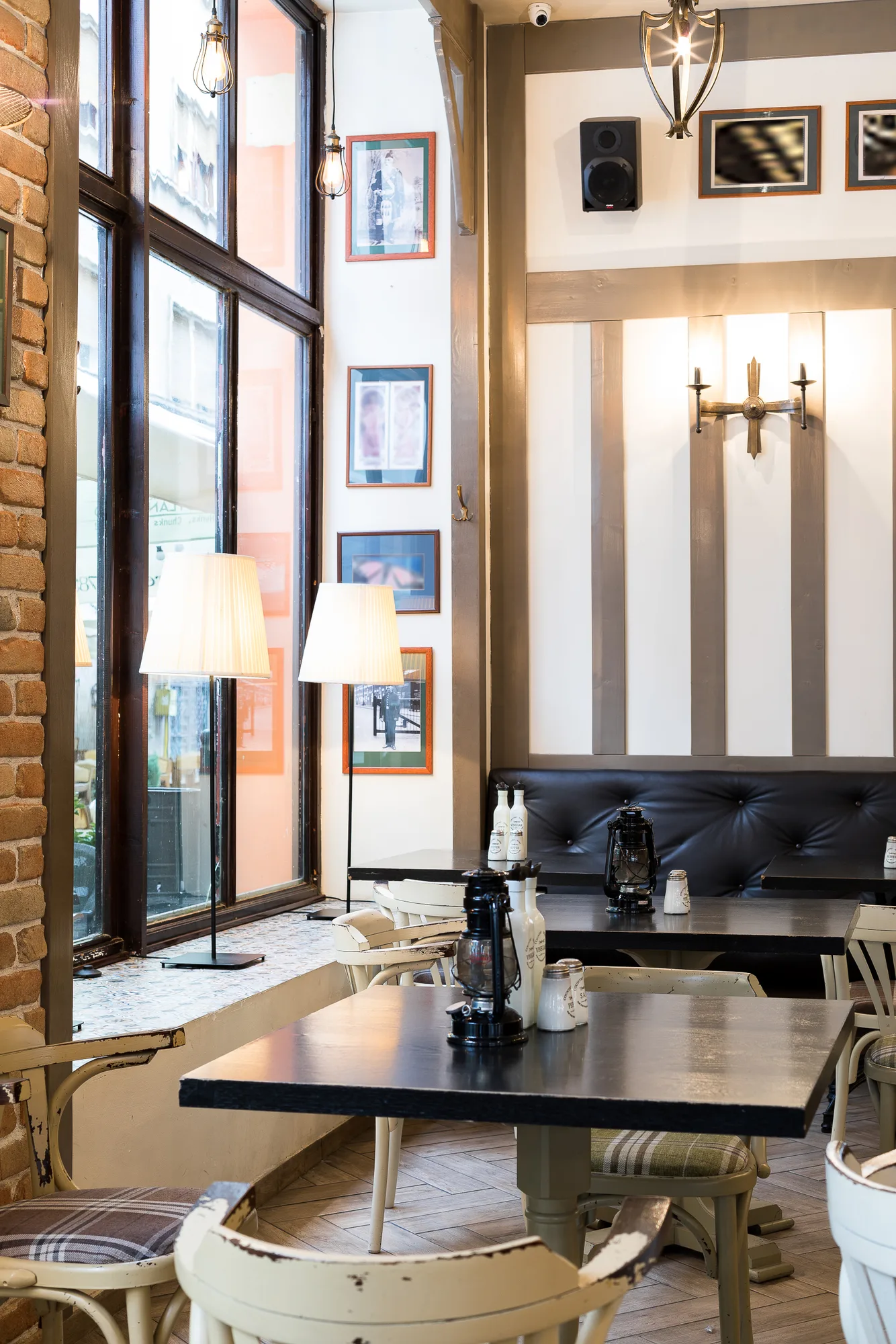Amenajare interioara comerciala — SCOTLAND YARD PUB, stil pub britanic, Timisoara. Imagine 9 din 14