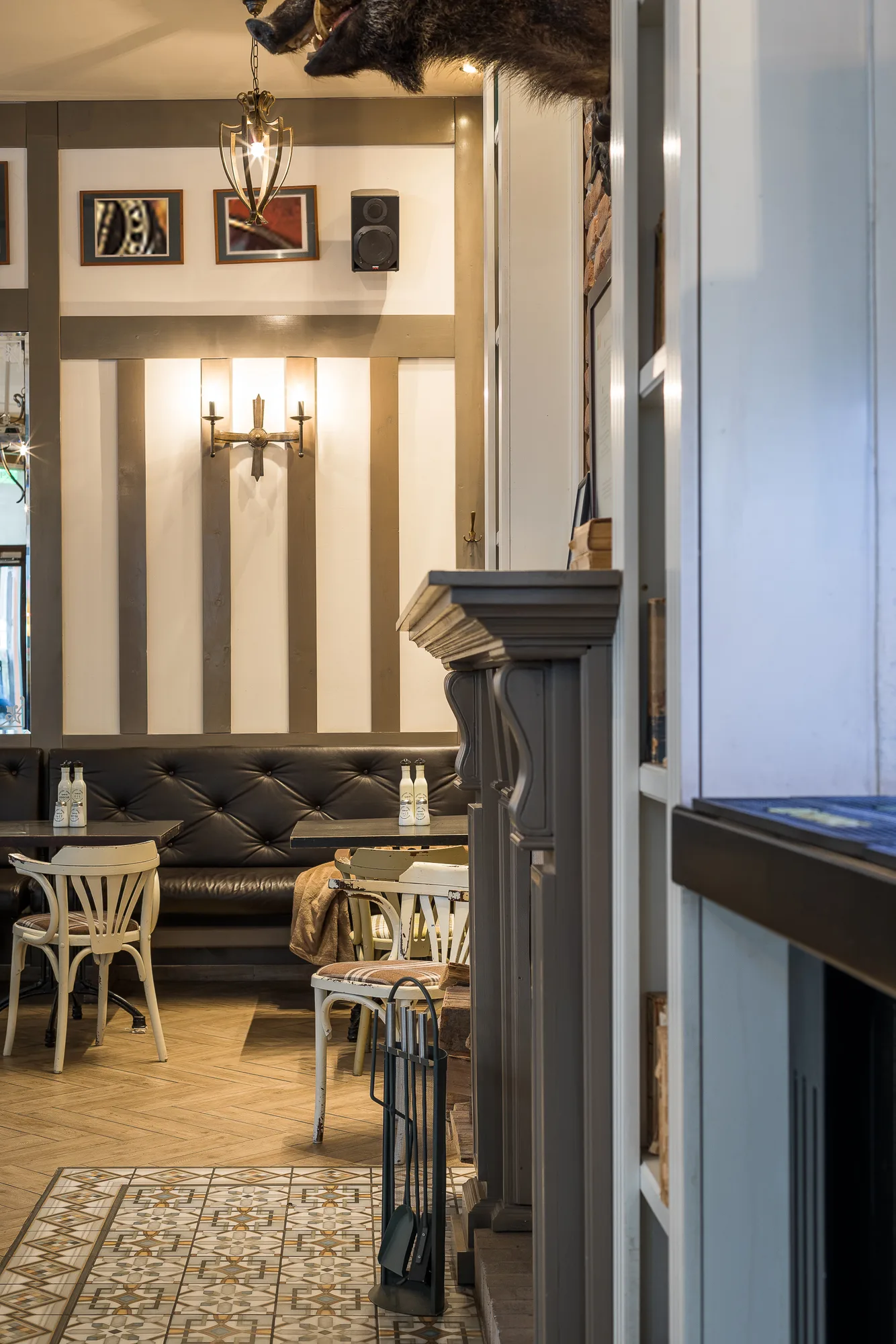Amenajare interioara comerciala — SCOTLAND YARD PUB, stil pub britanic, Timisoara. Imagine 11 din 14