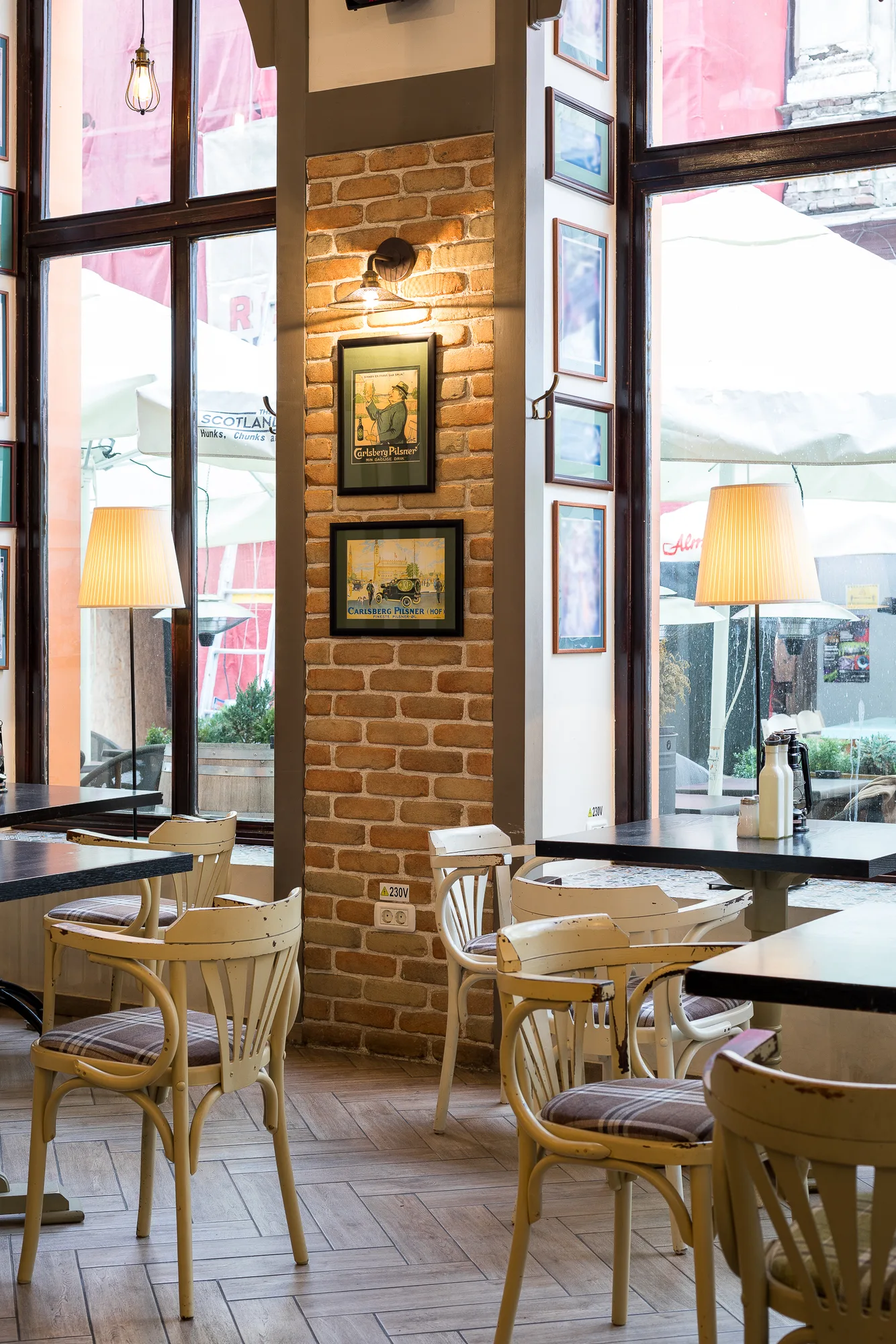 Amenajare interioara comerciala — SCOTLAND YARD PUB, stil pub britanic, Timisoara. Imagine 14 din 14