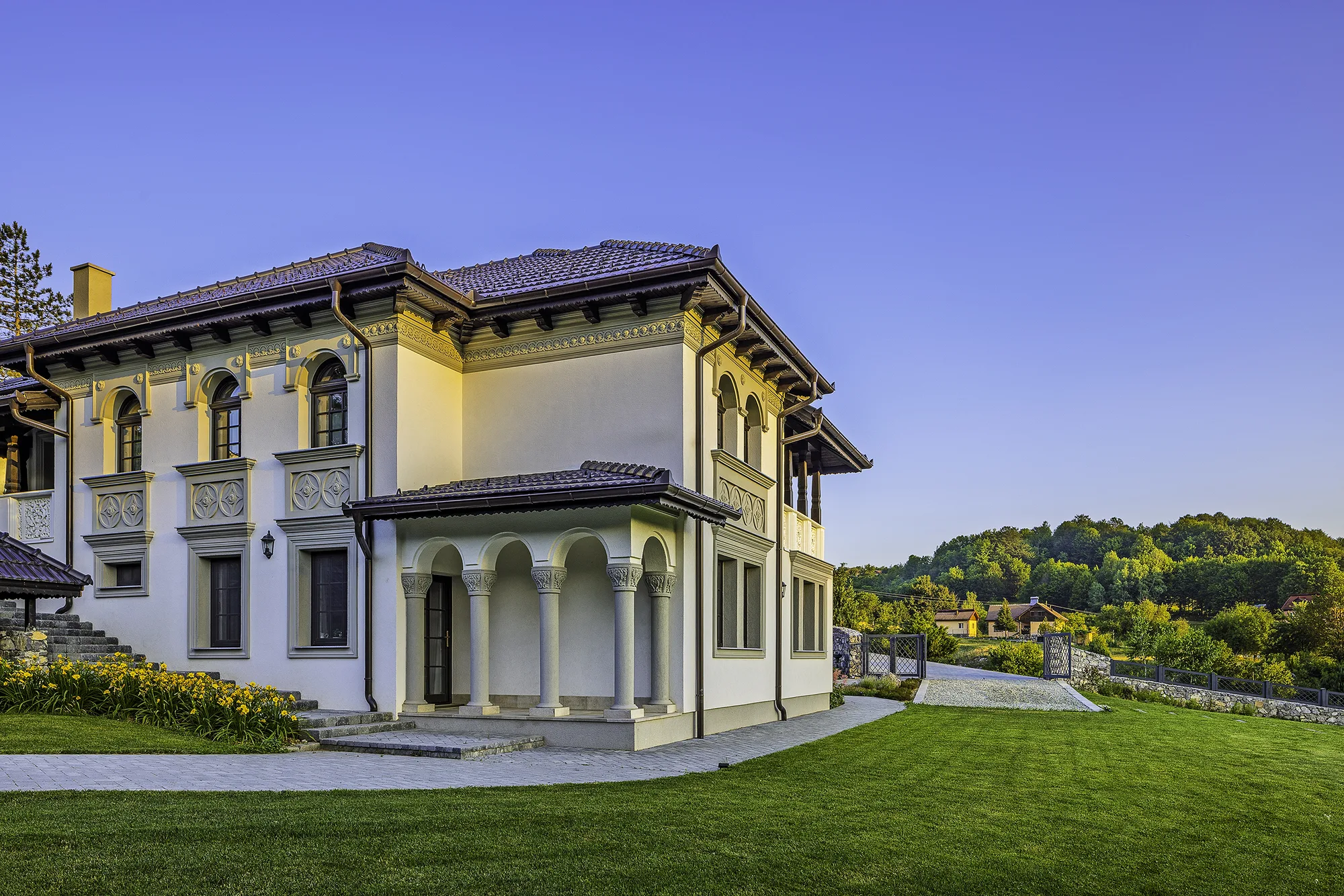 Amenajare exterioara — Casa in stil neoromanesc, stil neoromanesc, Ponoarele, jud Mehedinti. Imagine 1 din 8