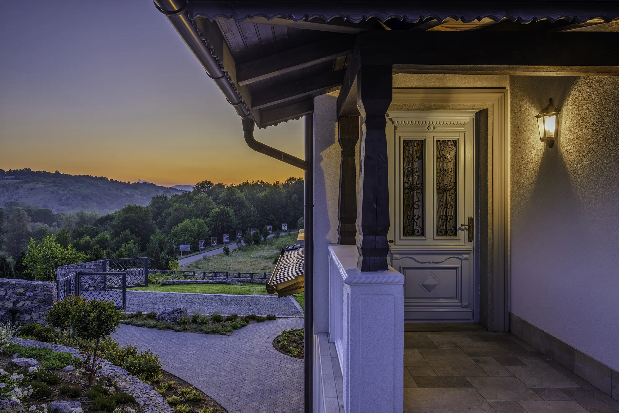 Amenajare exterioara — Casa in stil neoromanesc, stil neoromanesc, Ponoarele, jud Mehedinti. Imagine 2 din 8