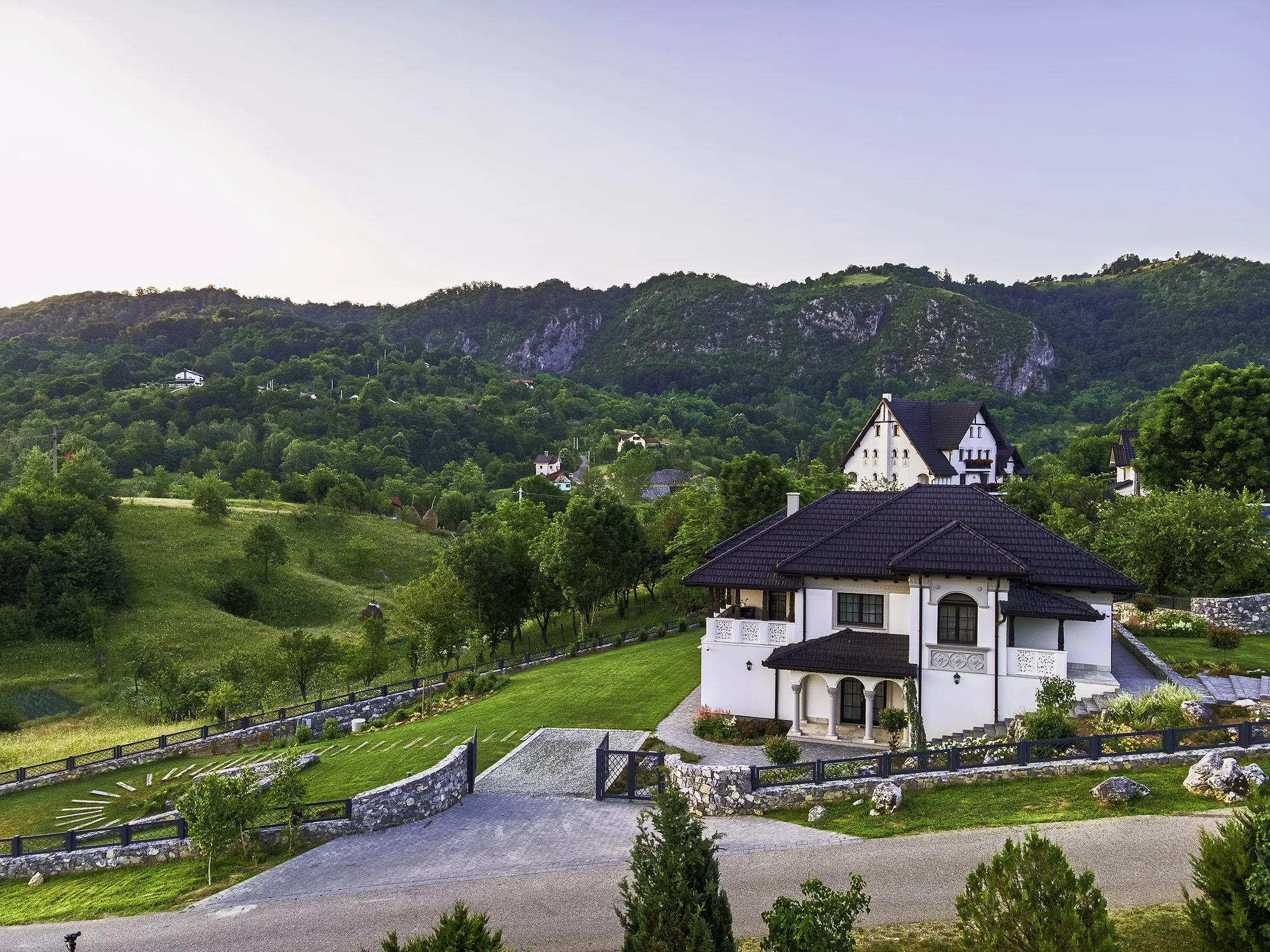 Amenajare exterioara — Casa in stil neoromanesc, stil neoromanesc, Ponoarele, jud Mehedinti. Imagine 3 din 8