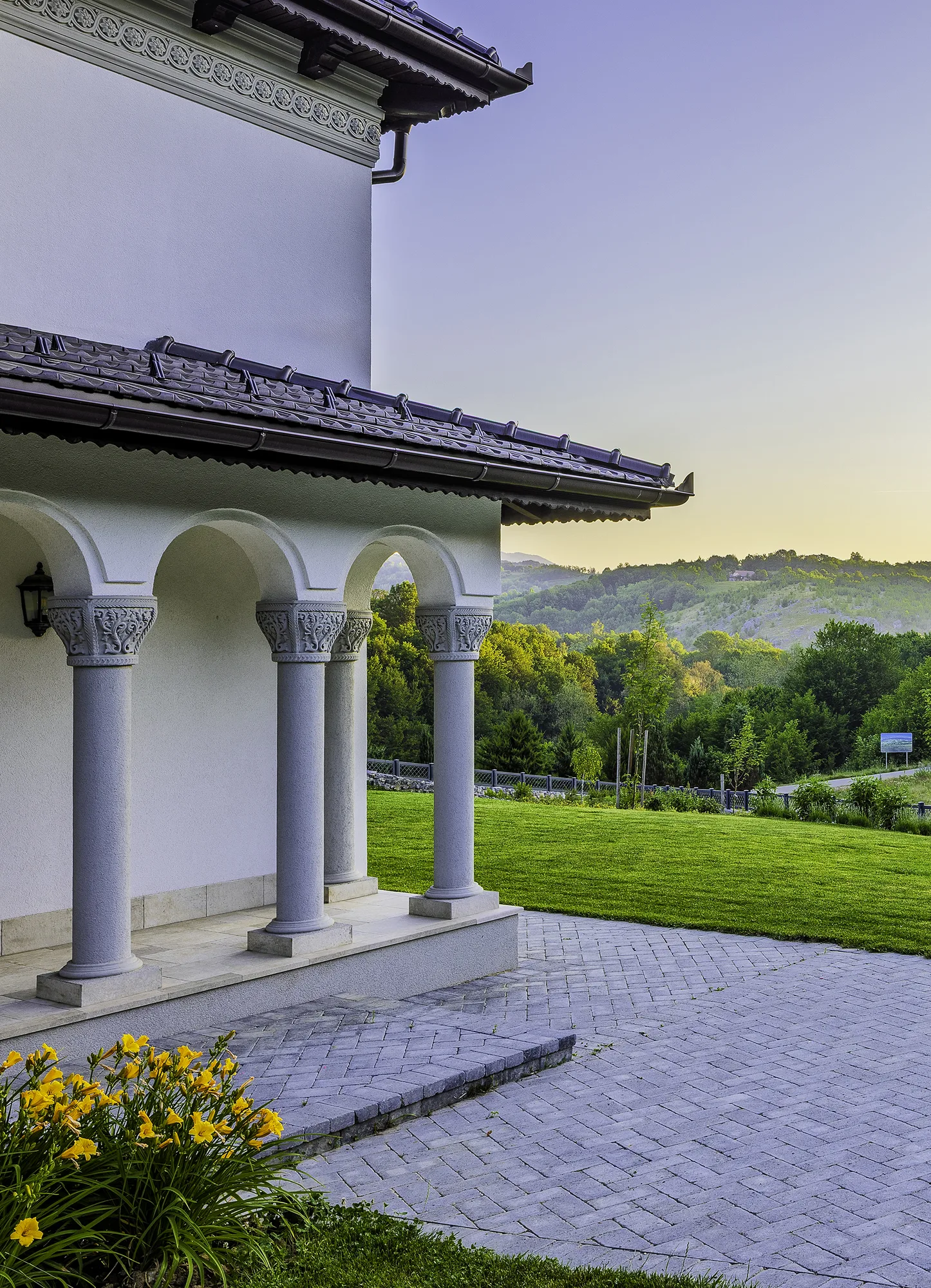 Amenajare exterioara — Casa in stil neoromanesc, stil neoromanesc, Ponoarele, jud Mehedinti. Imagine 4 din 8