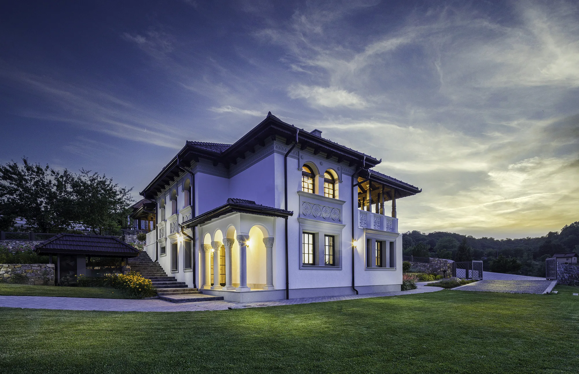 Amenajare exterioara — Casa in stil neoromanesc, stil neoromanesc, Ponoarele, jud Mehedinti. Imagine 6 din 8