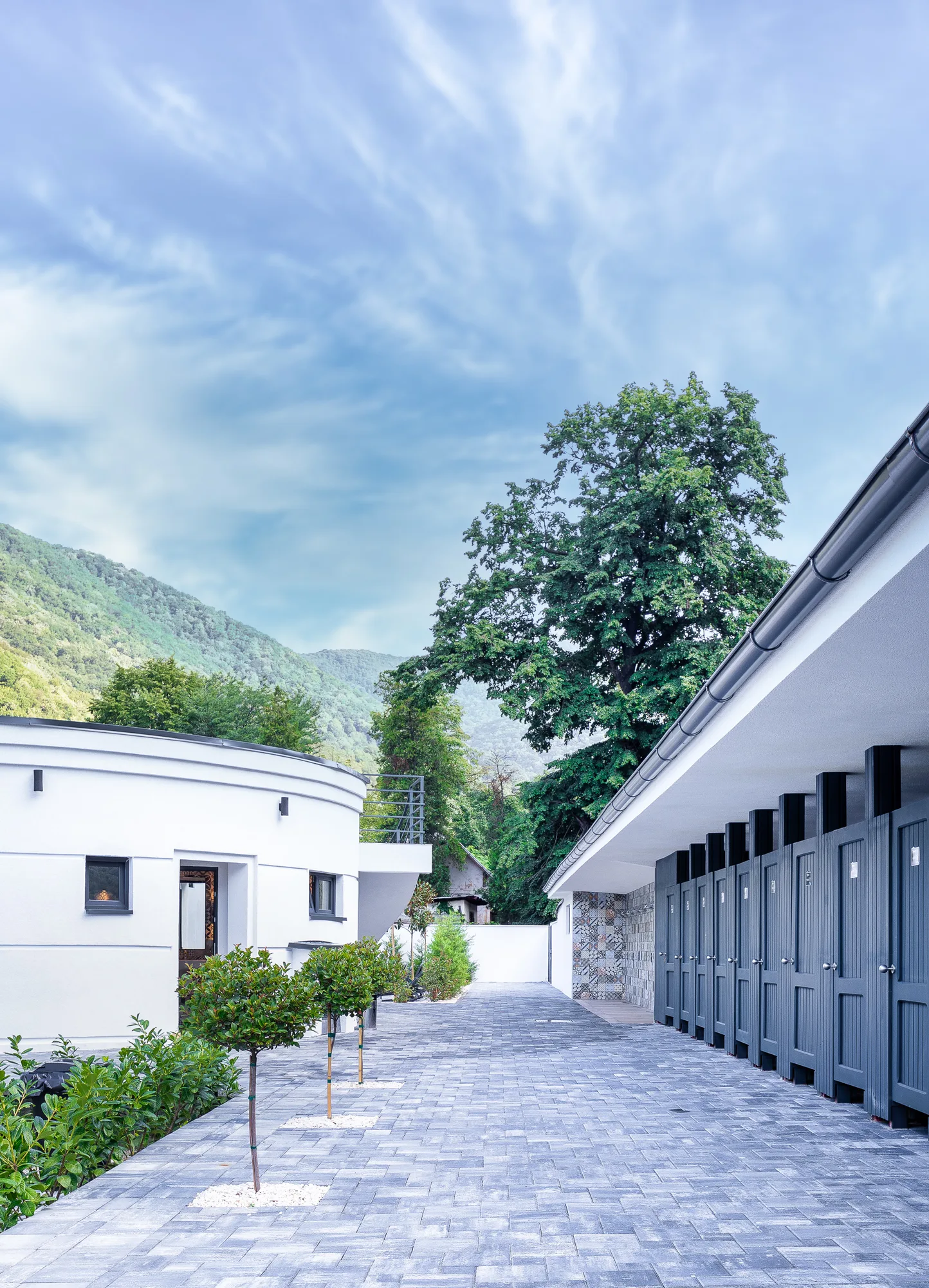 Amenajare interioara comerciala — STRAND TERMAL VERSAY, stil modern minimalist cu influente resort, Baile Herculane. Imagine 2 din 12