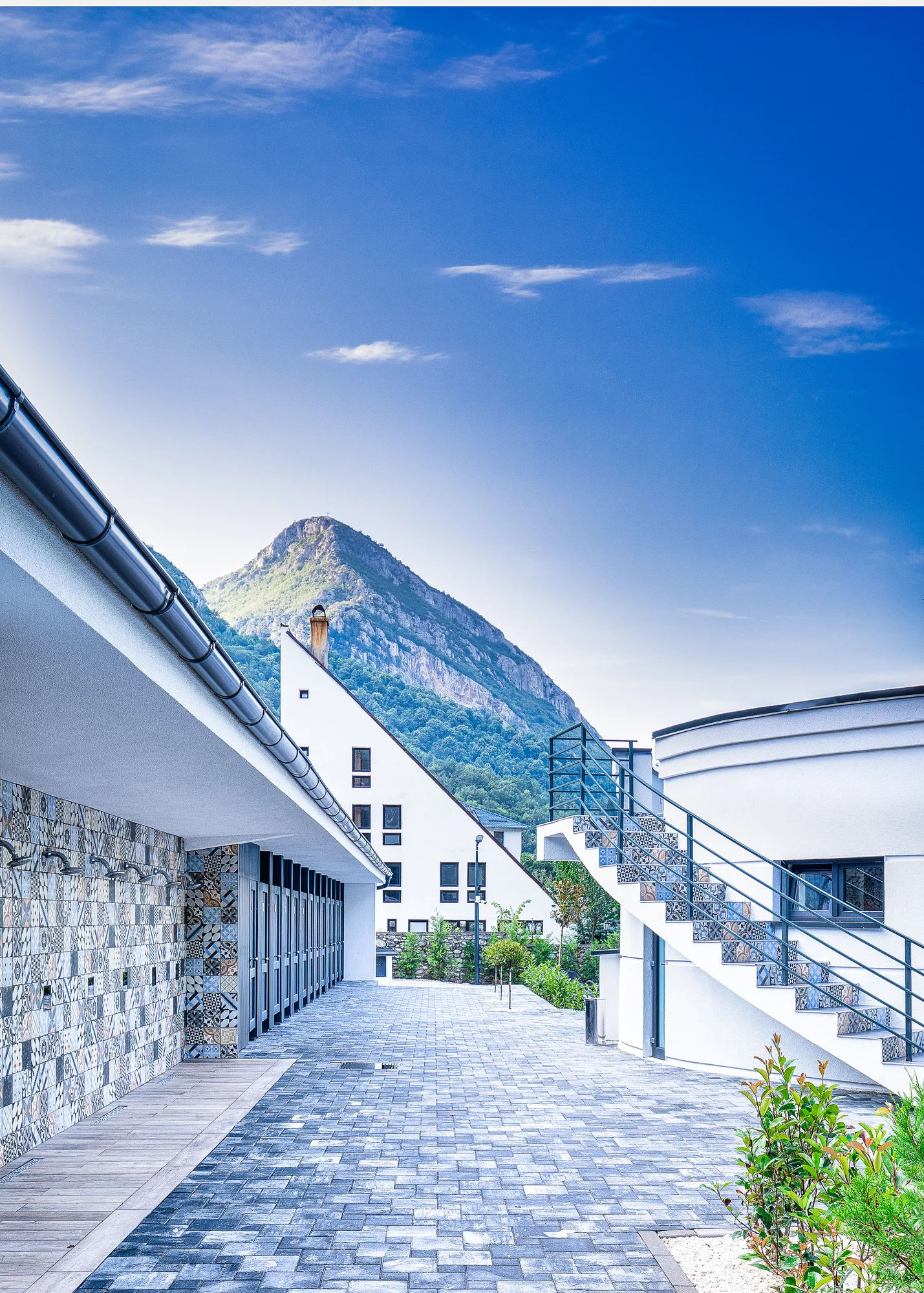 Amenajare interioara comerciala — STRAND TERMAL VERSAY, stil modern minimalist cu influente resort, Baile Herculane. Imagine 4 din 12