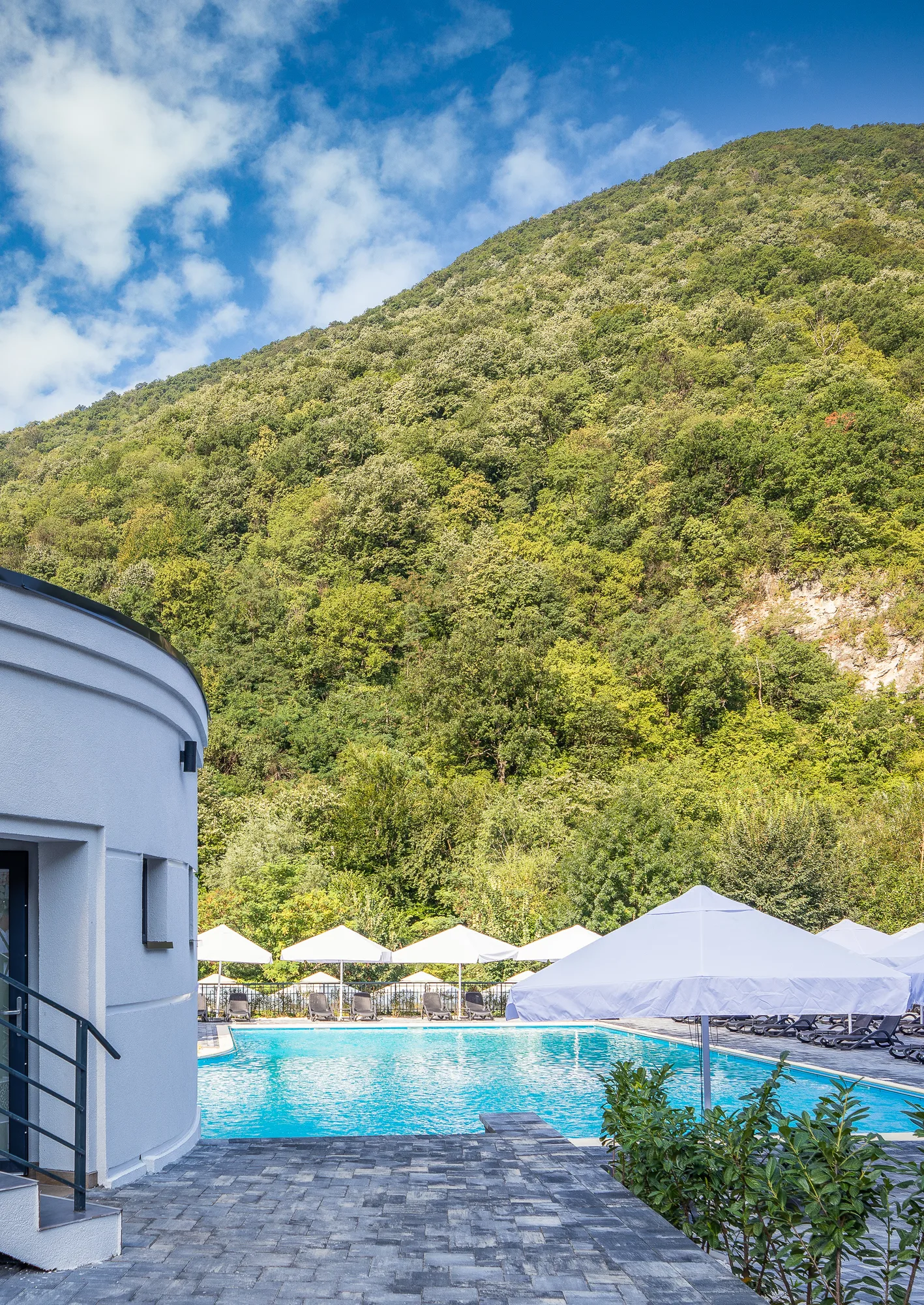 Amenajare interioara comerciala — STRAND TERMAL VERSAY, stil modern minimalist cu influente resort, Baile Herculane. Imagine 9 din 12