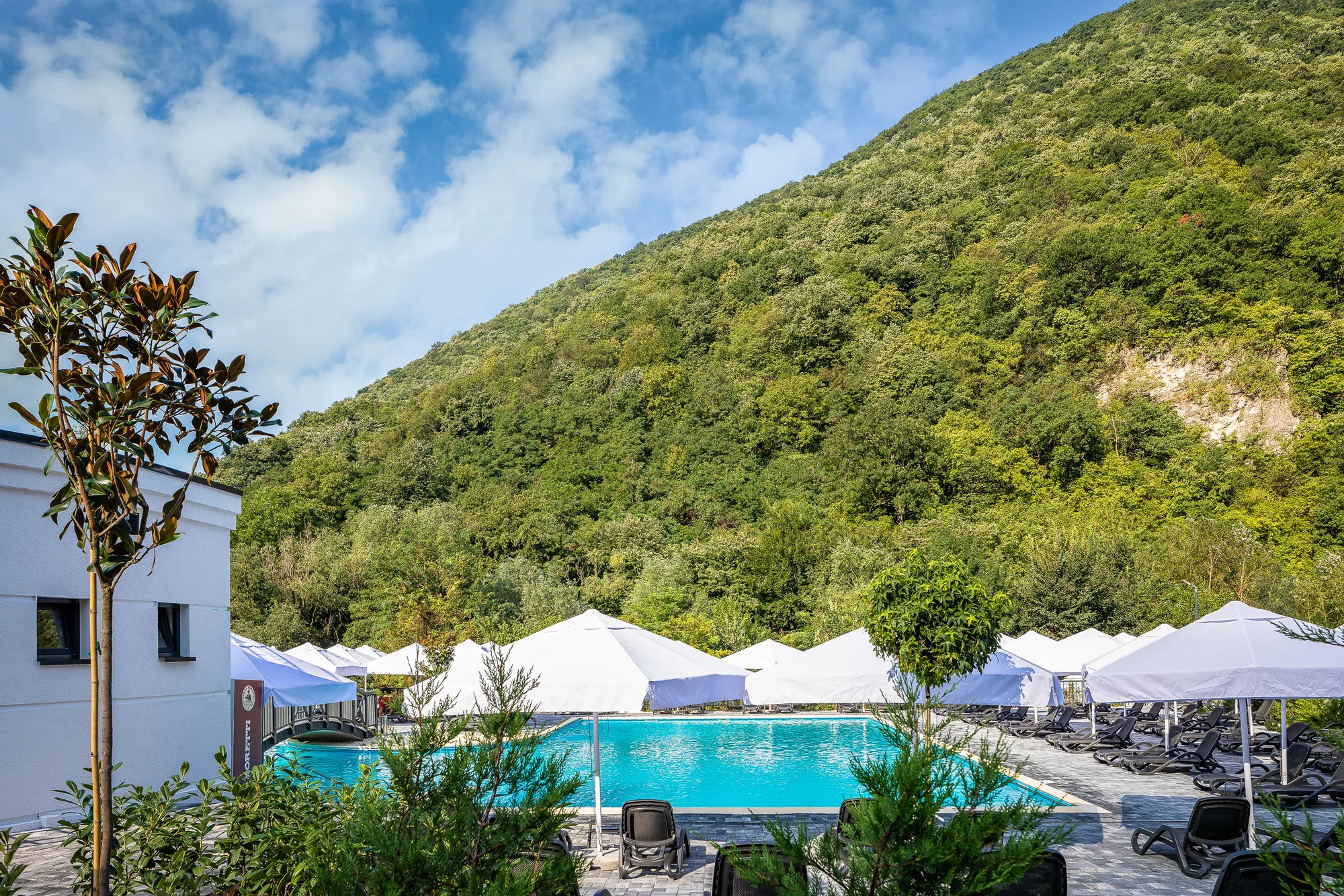 Amenajare interioara comerciala — STRAND TERMAL VERSAY, stil modern minimalist cu influente resort, Baile Herculane. Imagine 10 din 12