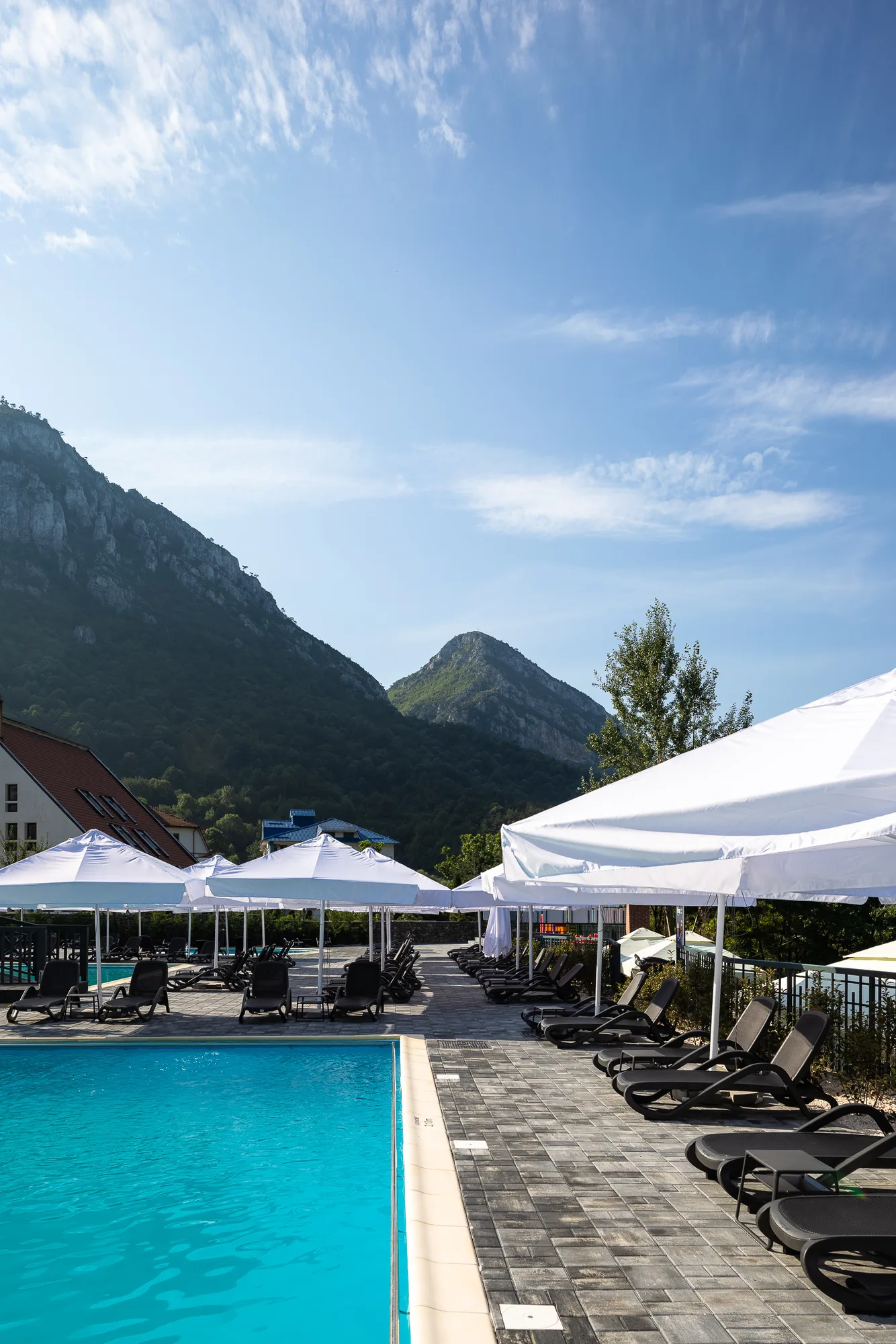 Amenajare interioara comerciala — STRAND TERMAL VERSAY, stil modern minimalist cu influente resort, Baile Herculane. Imagine 11 din 12