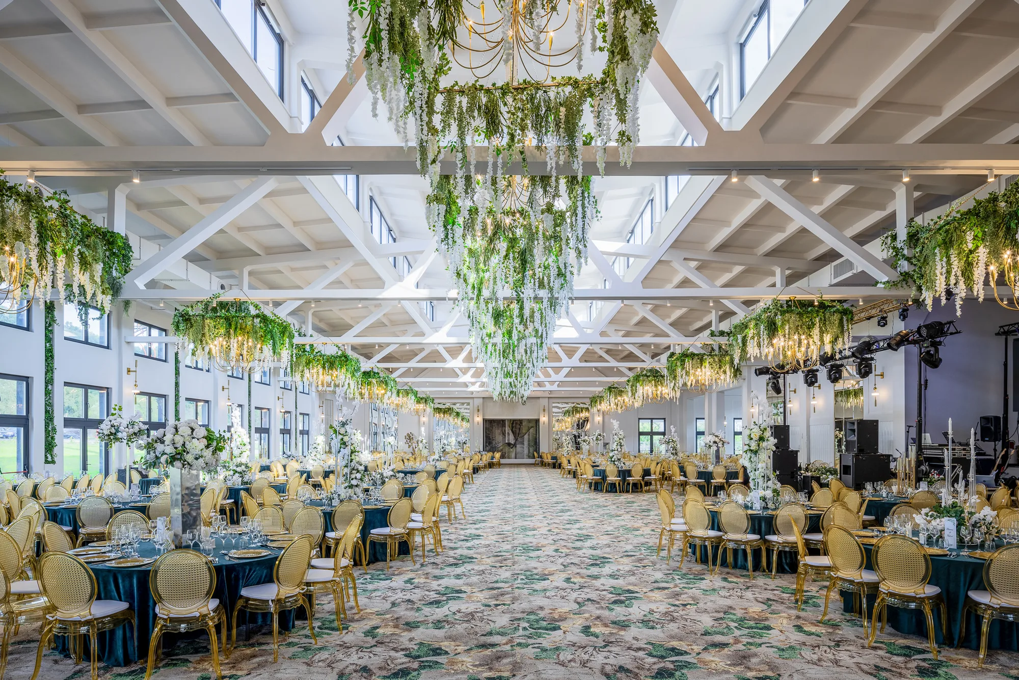 Amenajare interioara comerciala — VERSAY EVENTS BALLROOM, stil luxury, Mehadia, jud. Caras. Imagine 1 din 8
