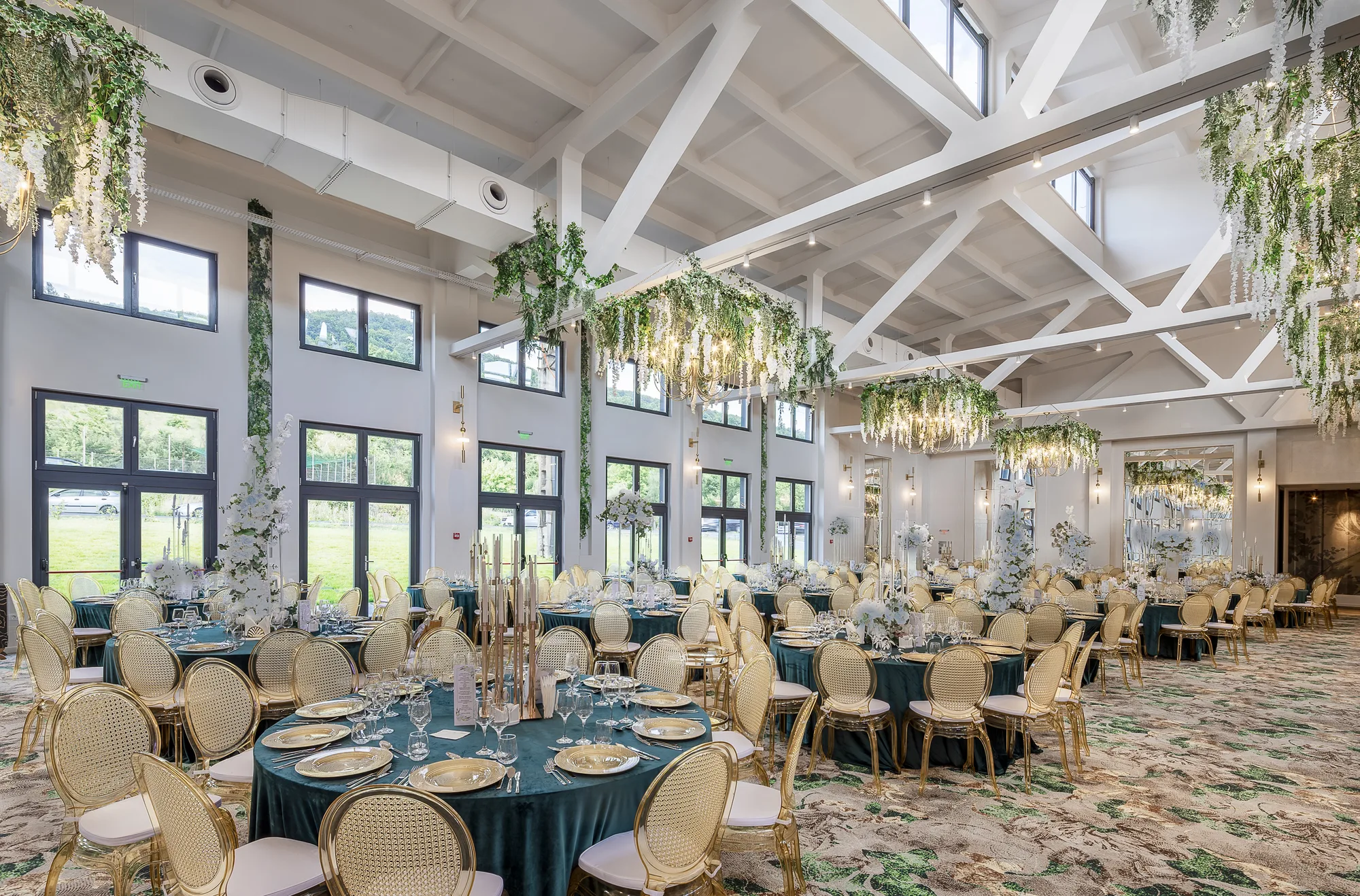 Amenajare interioara comerciala — VERSAY EVENTS BALLROOM, stil luxury, Mehadia, jud. Caras. Imagine 3 din 8