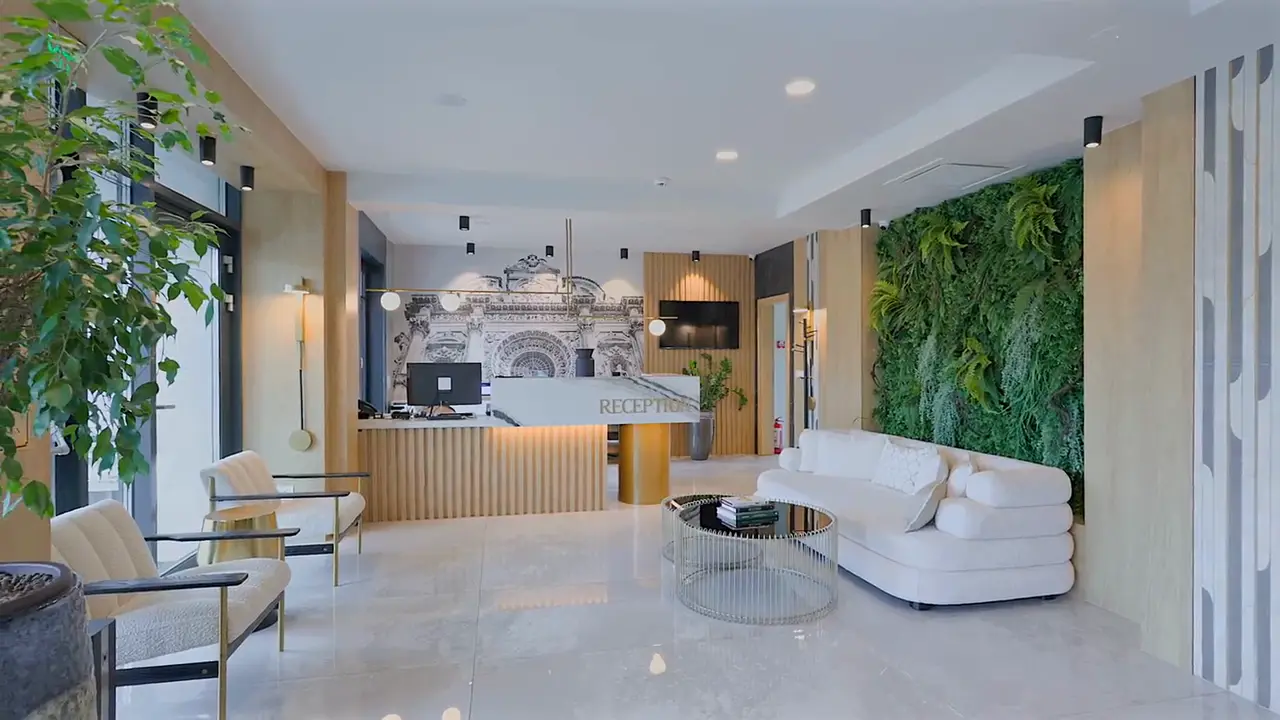 Hotel Branco — Filmare de prezentare a hotelului Branco din Timisoara: receptia, zona de lounge si peretele verde.